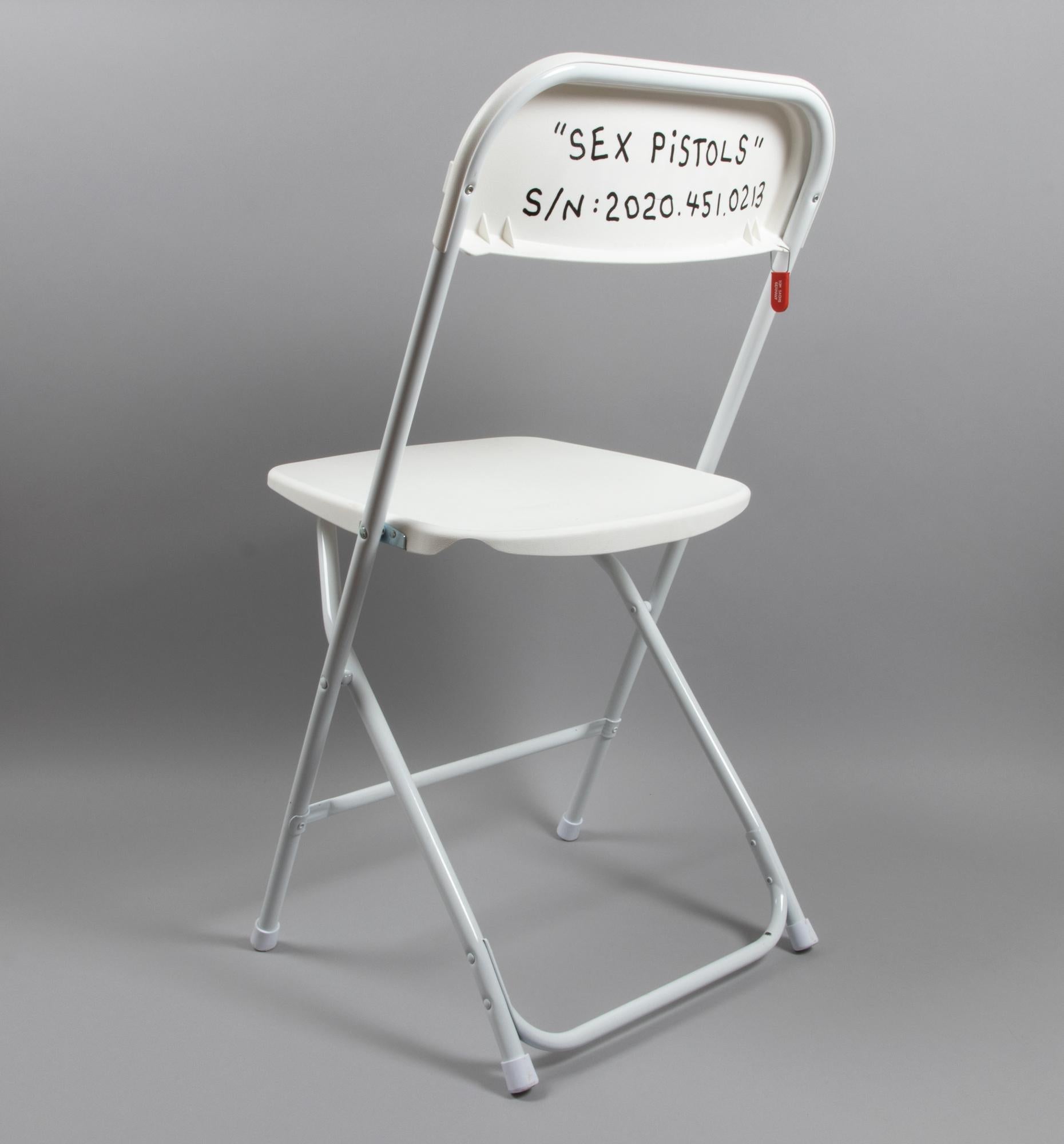 Tom Sachs (américain, né en 1966)
Chaire NASA (Programme spatial : Terres rares), 2020
Support : Sérigraphie et feutre sur chaise pliante en Samsonite
Dimensions : 80 × 44 × 49 cm (31 1/2 × 17 3/10 × 19 3/10 in)
Taille d'édition inconnue : signée et