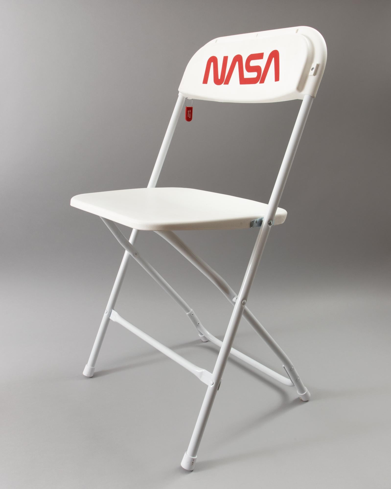 Figurative Sculpture Tom Sachs - Chaise de la NASA ( Programe spatiale : Rare Earths), Art contemporain, signée et intitulée