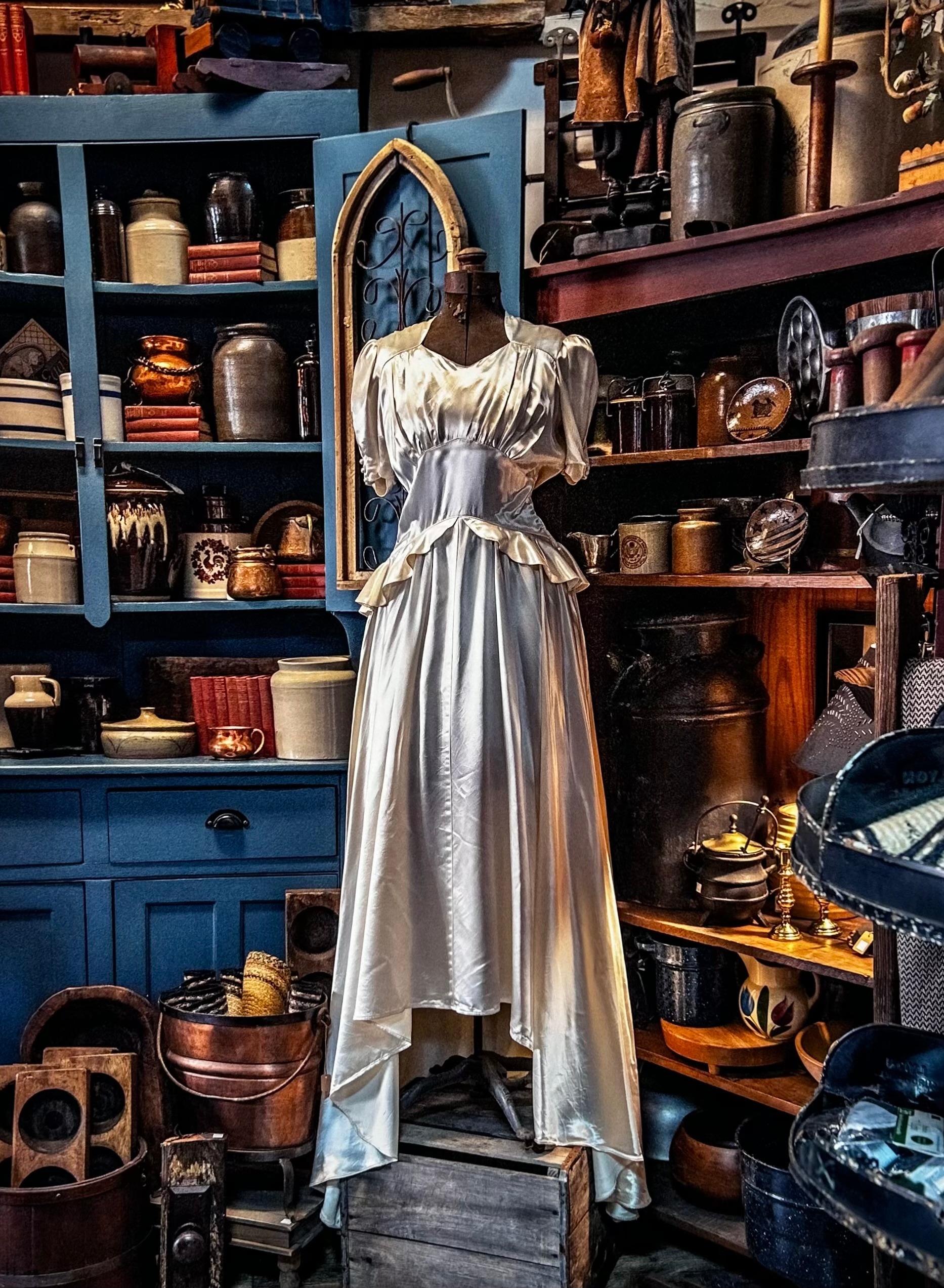 Soie et histoires - Contemporain Photograph par Tom Sauerwein 