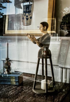 Fenster- und Straßenszene mit dem Titel "Der Beobachter im Fenster"