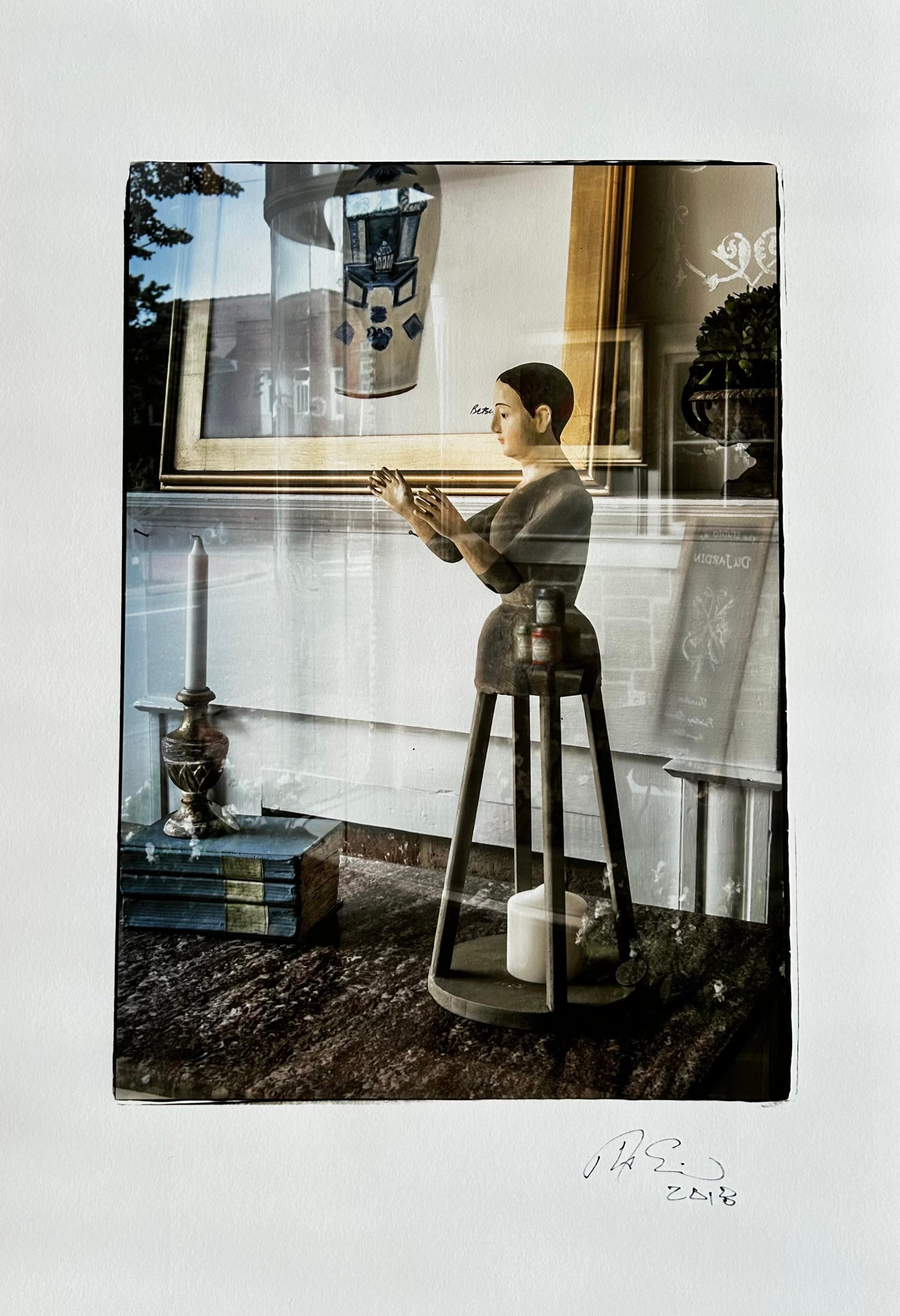 Still-Life Photograph Tom Sauerwein  - Scène de fenêtre et de rue intitulée "The Watcher in the Window" (Le guetteur à la fenêtre)