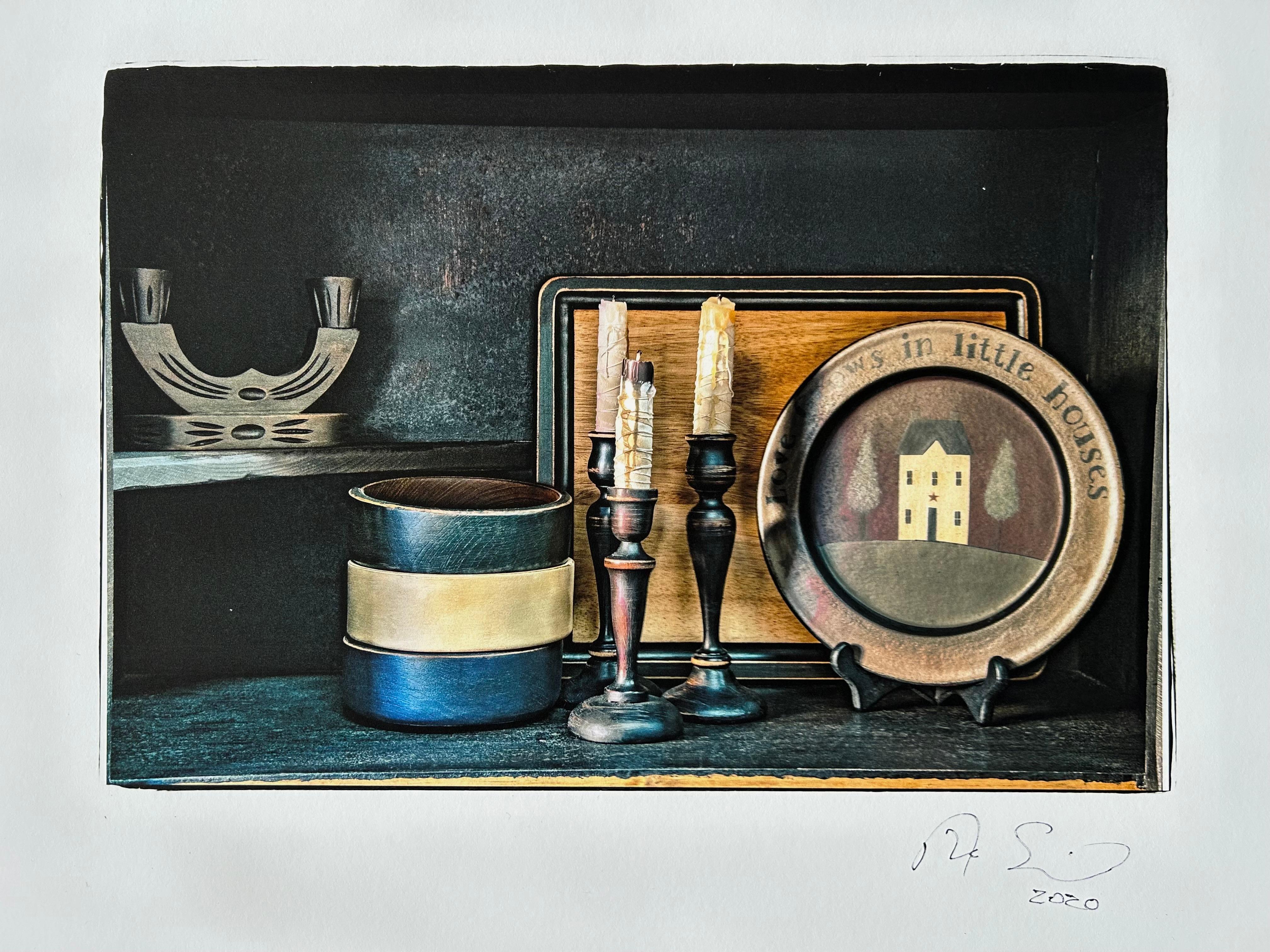 Photographie d'une étagère primitive intitulée 