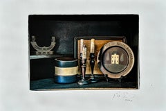 Fotografie eines primitiven Regals mit dem Titel "Primitive Stille".