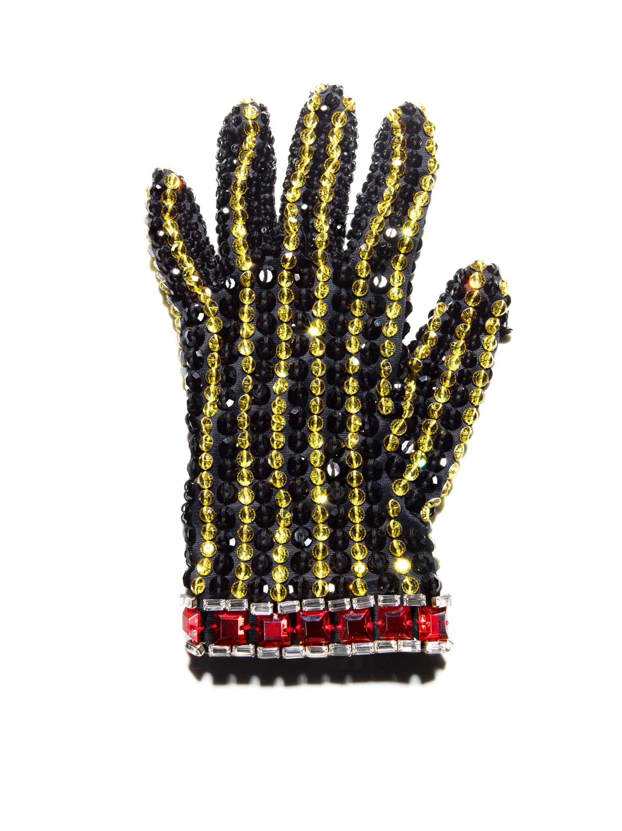 Tom Schierlitz Still-Life Photograph – Schwarzer Handschuh (Michael Jackson) 48 x 64"  