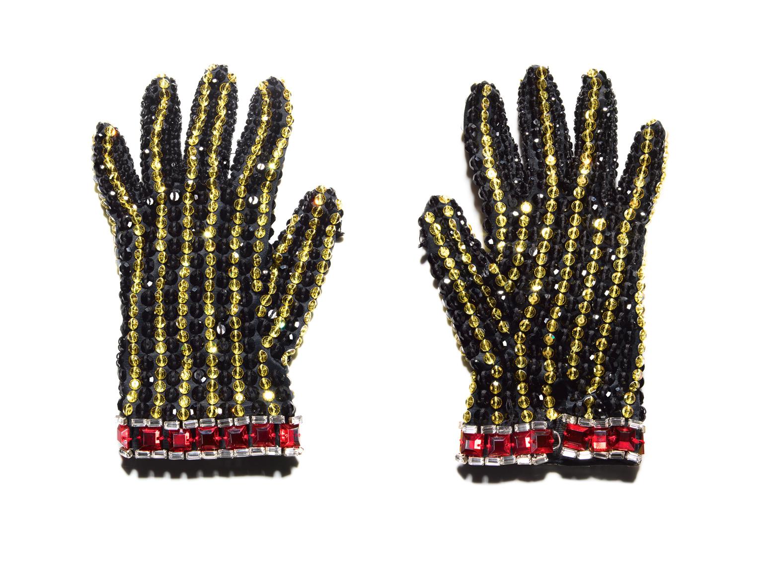 Gants noirs ( Michael Jackson )  - nature morte grand format de gant emblématique - Noir Still-Life Photograph par Tom Schierlitz