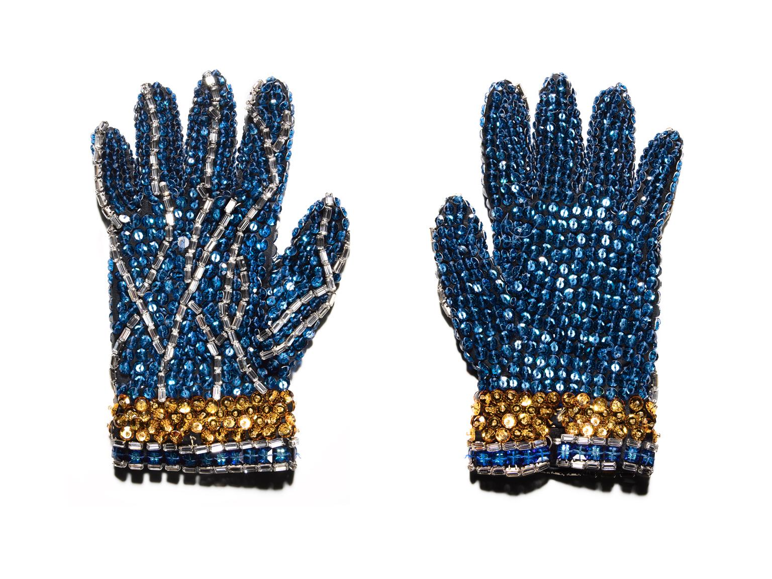 eine sehr detaillierte Stilllebenfotografie des ikonischen blau-goldenen Pailletten- und Strasshandschuhs der Künstlerin

Blauer Handschuh ( Michael Jackson ) von Tom Schierlitz
64 x 48 Zoll (163 x 122cm)
signierte Auflage von 7 Stück

40 x 30 Zoll 
