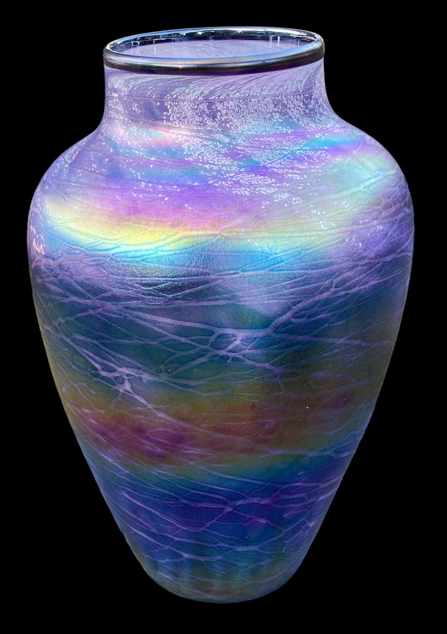 Tom Stoenner Jarrón de vidrio artístico iridiscente púrpura Lustre Decoración en venta 3