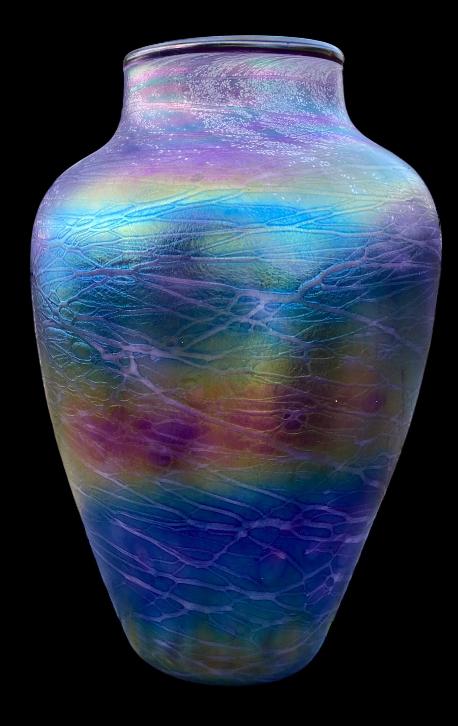 Tom Stoenner Jarrón de vidrio artístico iridiscente púrpura Lustre Decoración en venta 4