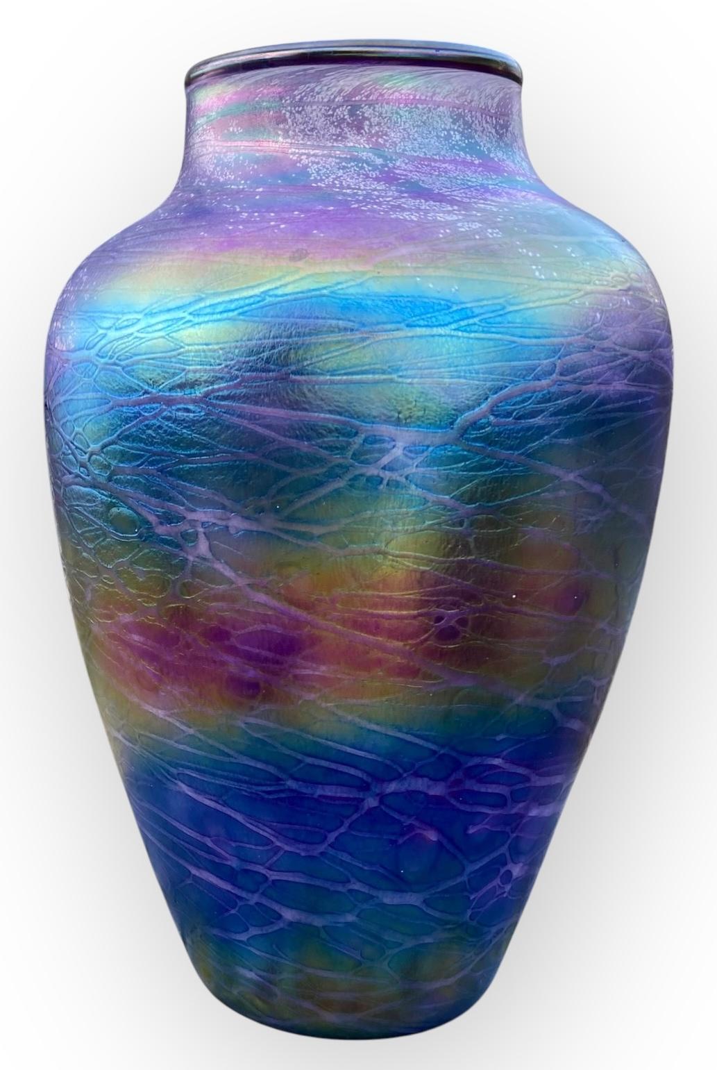 Tom Stoenner Jarrón de vidrio artístico iridiscente púrpura Lustre Decoración en venta 5