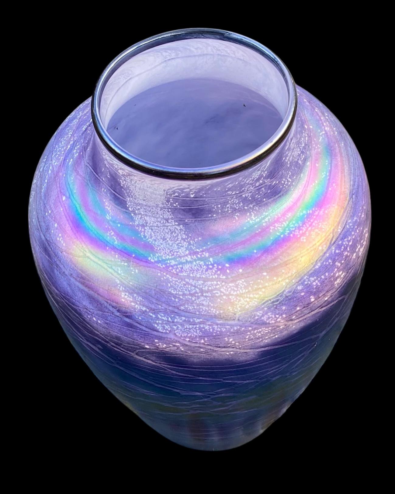 Tom Stoenner Jarrón de vidrio artístico iridiscente púrpura Lustre Decoración Moderno en venta