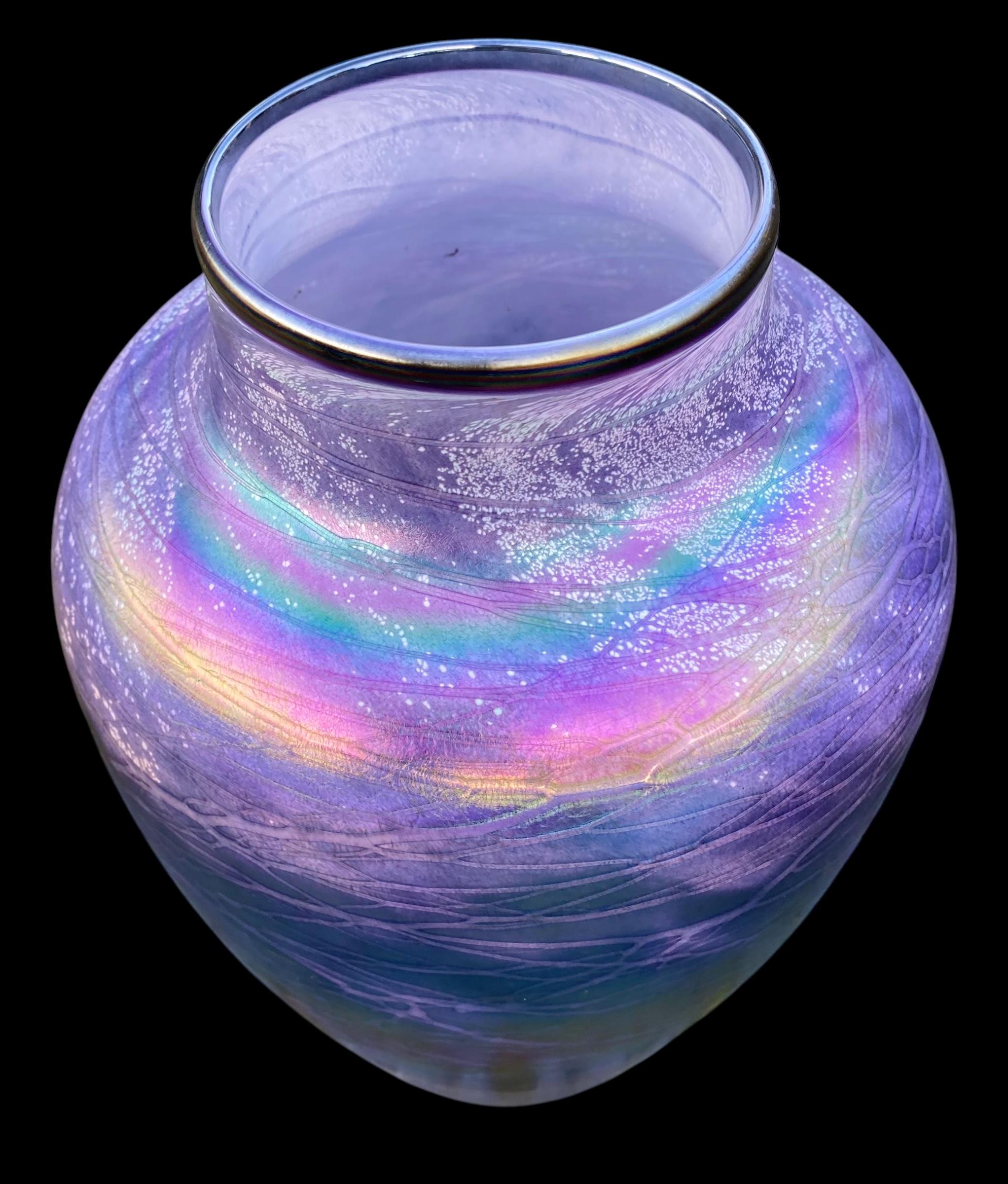 Tom Stoenner Jarrón de vidrio artístico iridiscente púrpura Lustre Decoración Estadounidense en venta