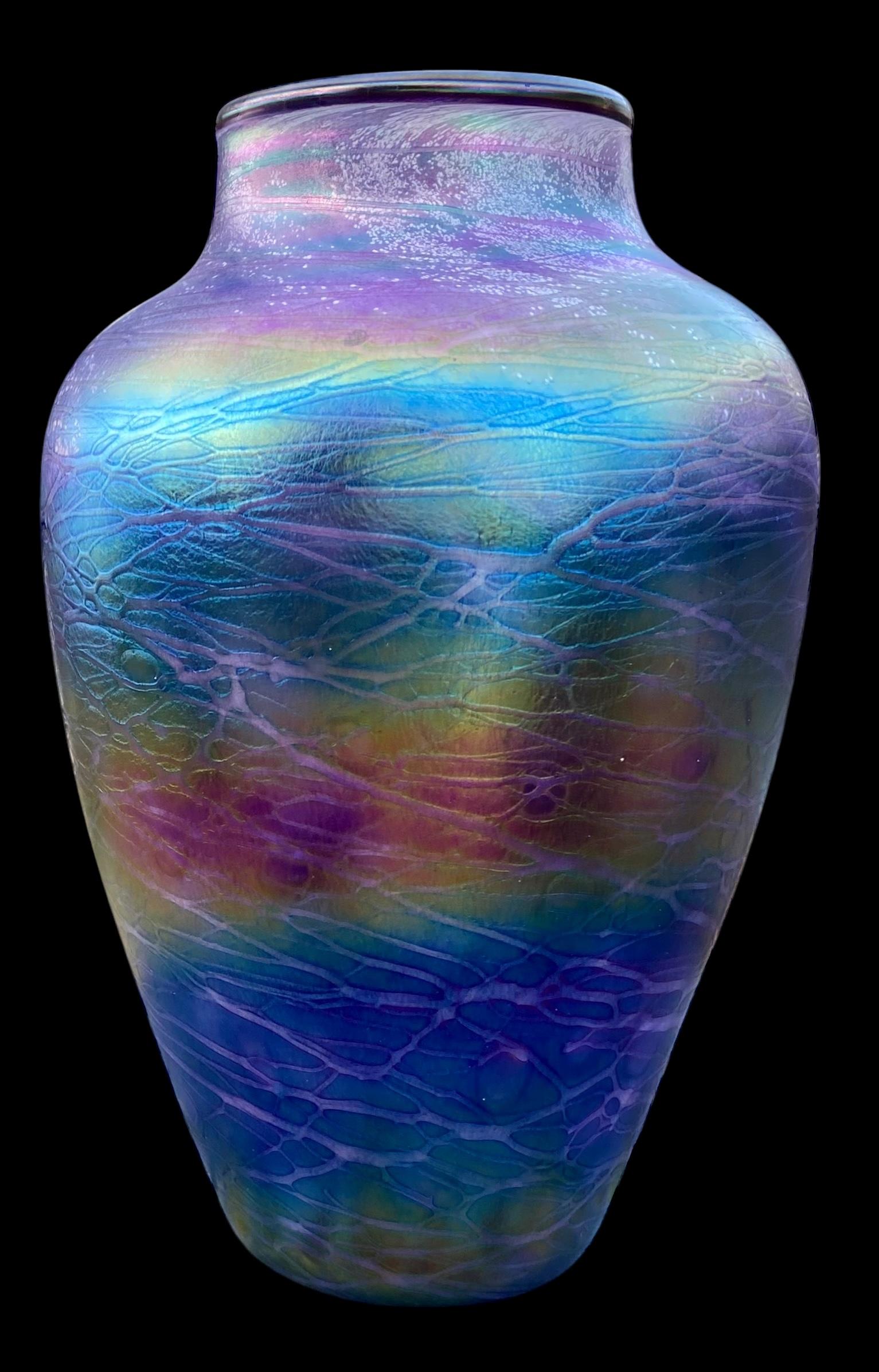 Tom Stoenner Jarrón de vidrio artístico iridiscente púrpura Lustre Decoración Hecho a mano en venta
