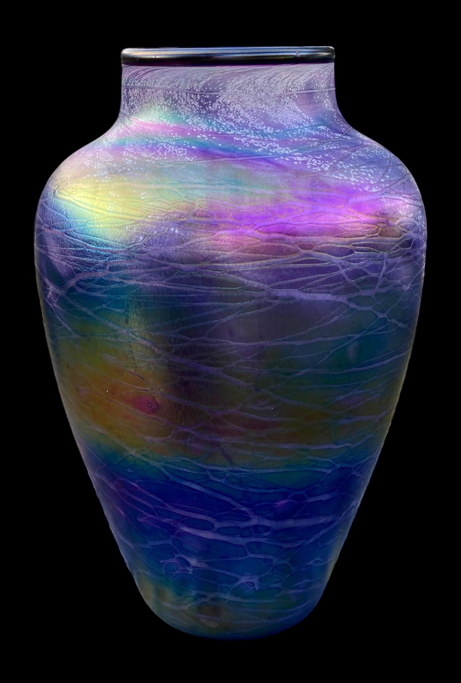 Tom Stoenner Jarrón de vidrio artístico iridiscente púrpura Lustre Decoración en venta 2