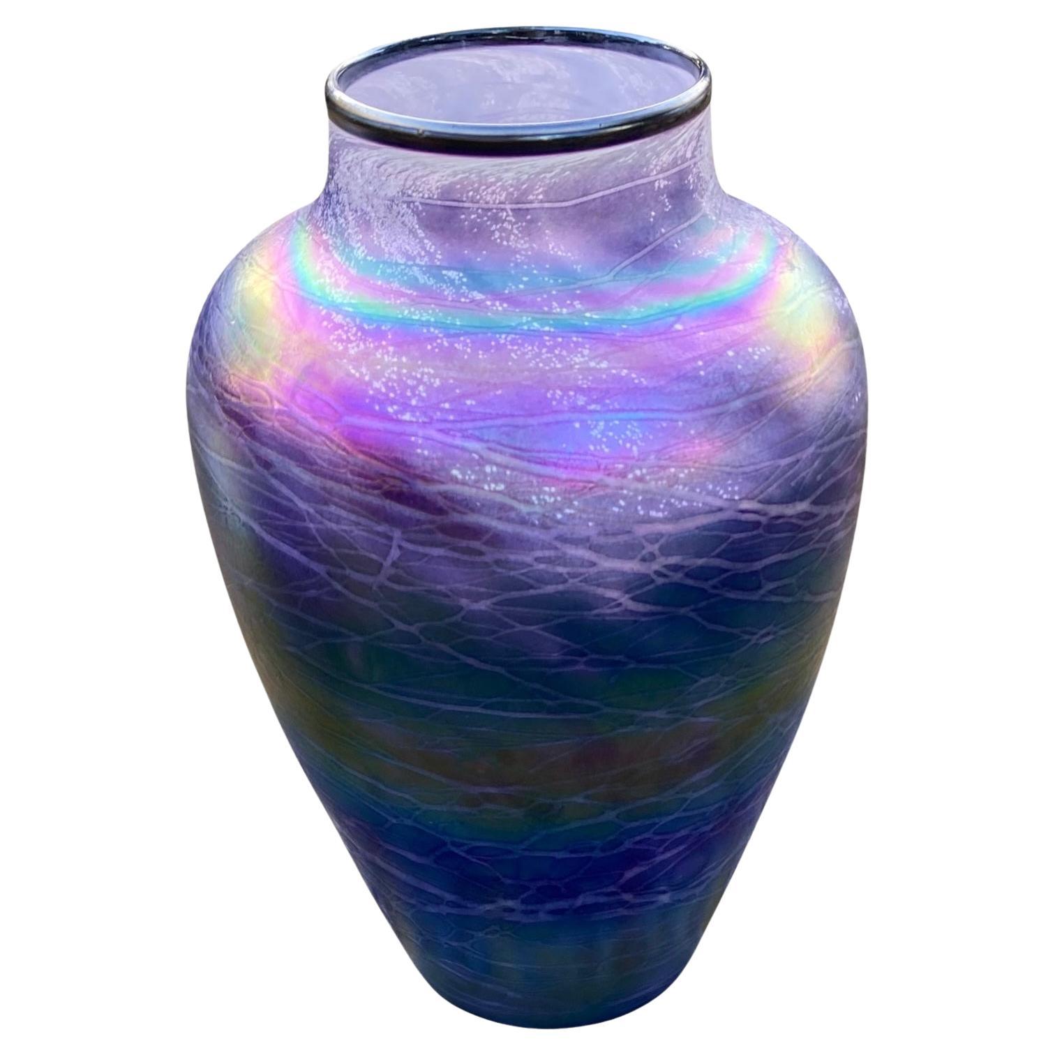 Impresionante ejemplo de la serie de lustre soplado a mano del prestigioso artista Tom Stoenner, este gran jarrón de la serie, de 13,5