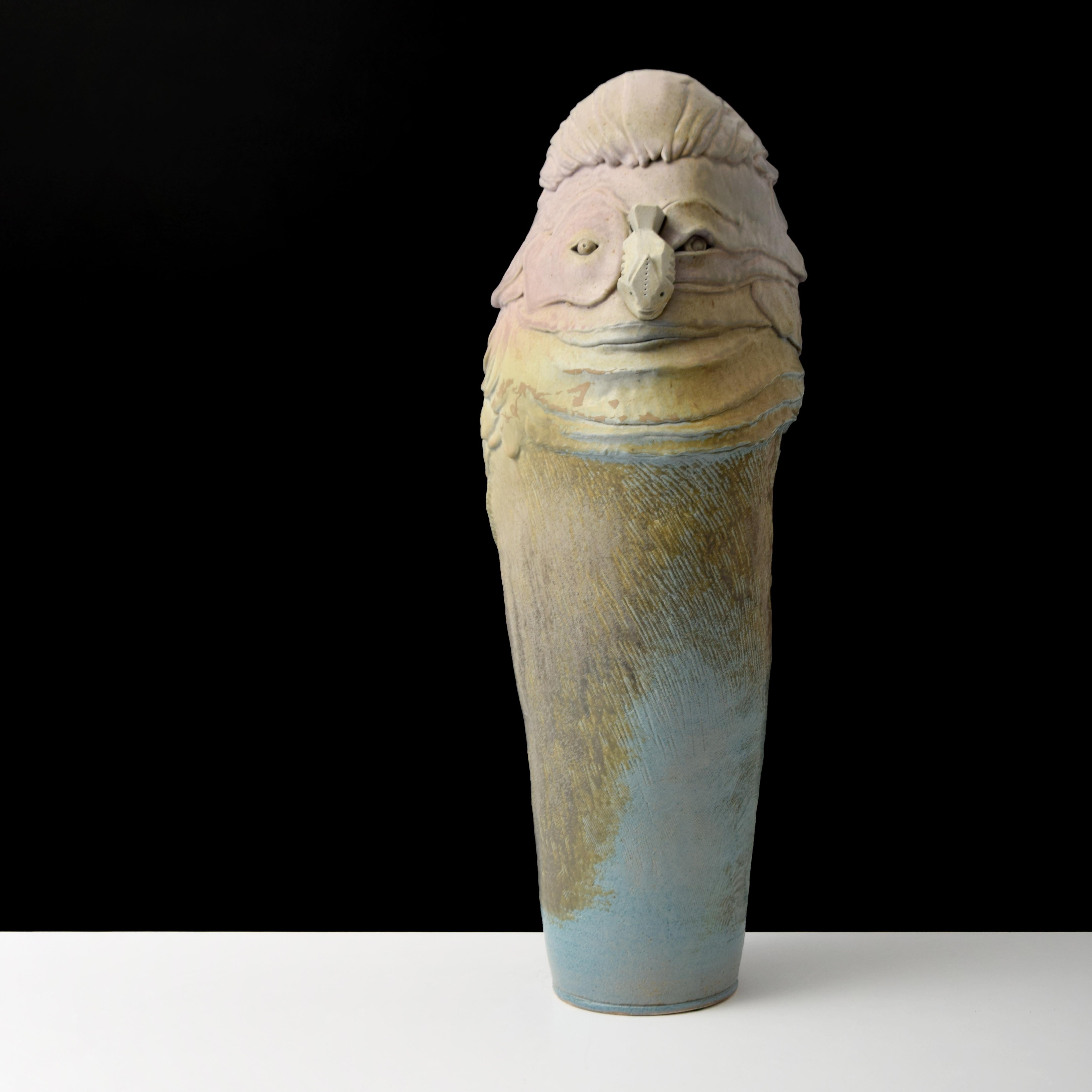 Zusätzliche Informationen: Tom Suomalainen ist ein Keramikkünstler, der für seine kreativen und fantasievollen Skulpturen bekannt ist.

Kennzeichnung(en); Anmerkungen: unterzeichnet

Herkunftsland; MATERIALIEN: USA; Steingut