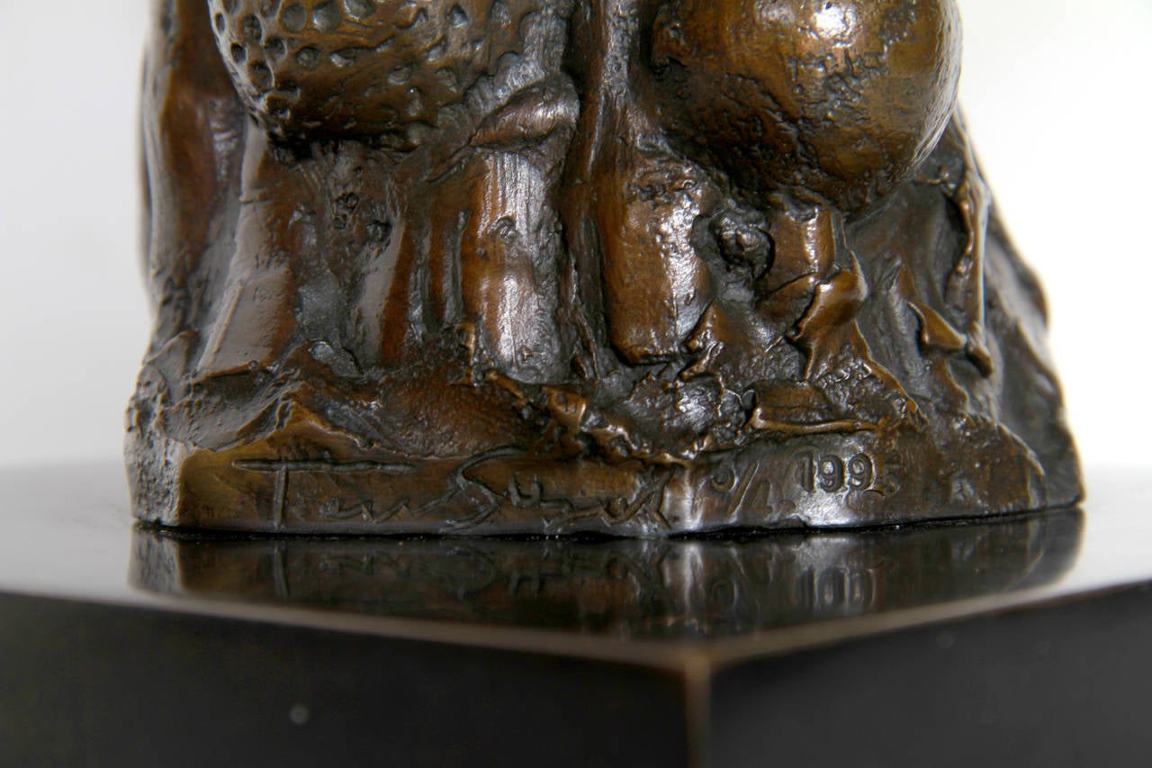 Escultura figurativa alta de bronce de Tom Suzuki en venta 5