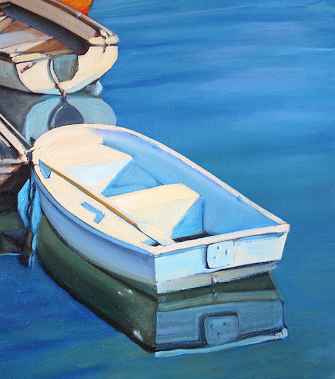  „Cape Ann Trio“ Holzboot mit leuchtenden Wasserreflektoren, aufgehängt (Blau), Landscape Painting, von Tom Swimm