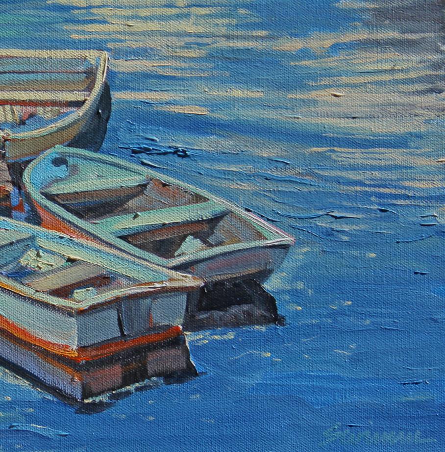 „Perkins Cove“ Holzboote, getäfelt mit leuchtenden Wasserreflektoren – Painting von Tom Swimm