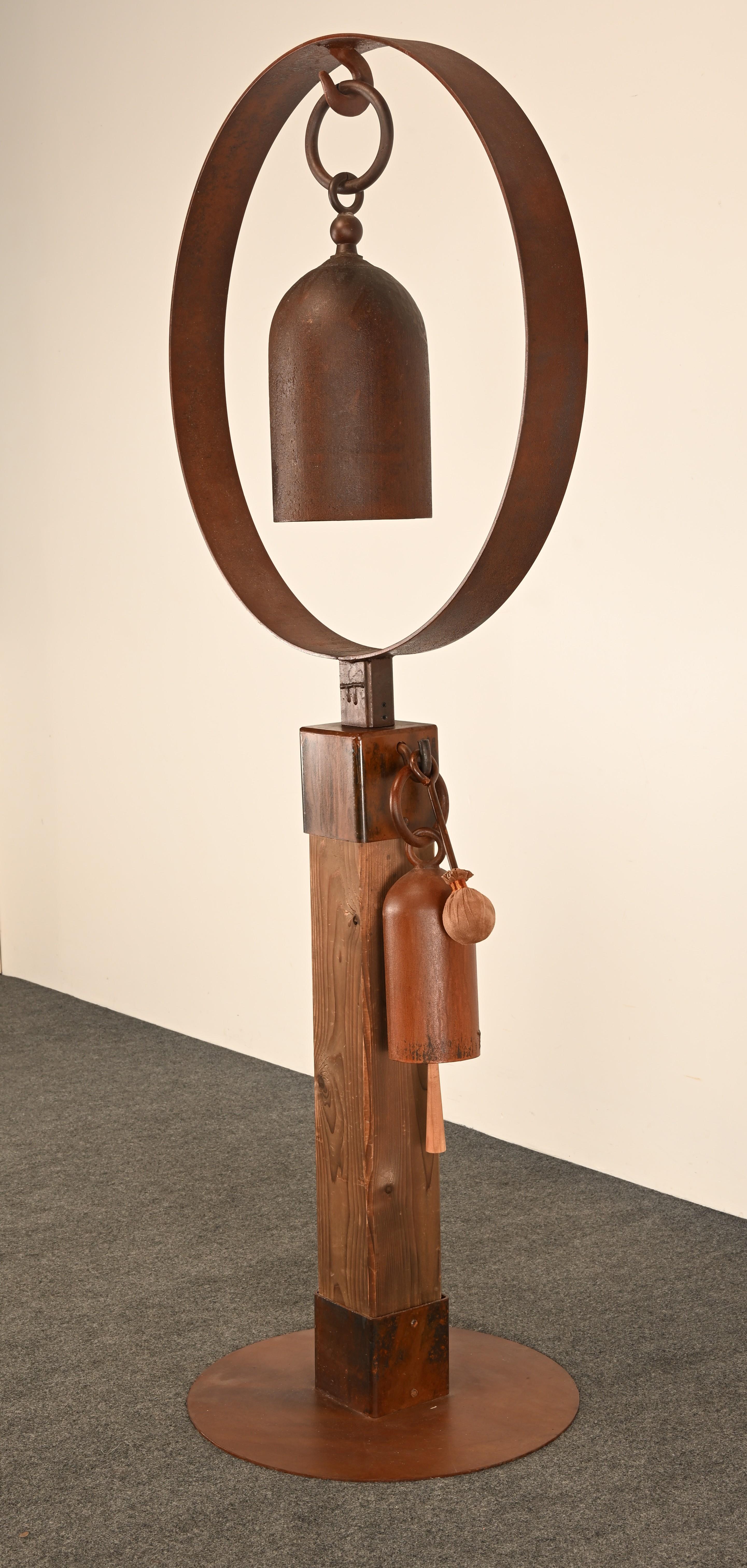 Tom Torrens Glockenständer mit 2 Gongs, 20. Jahrhundert im Angebot 5