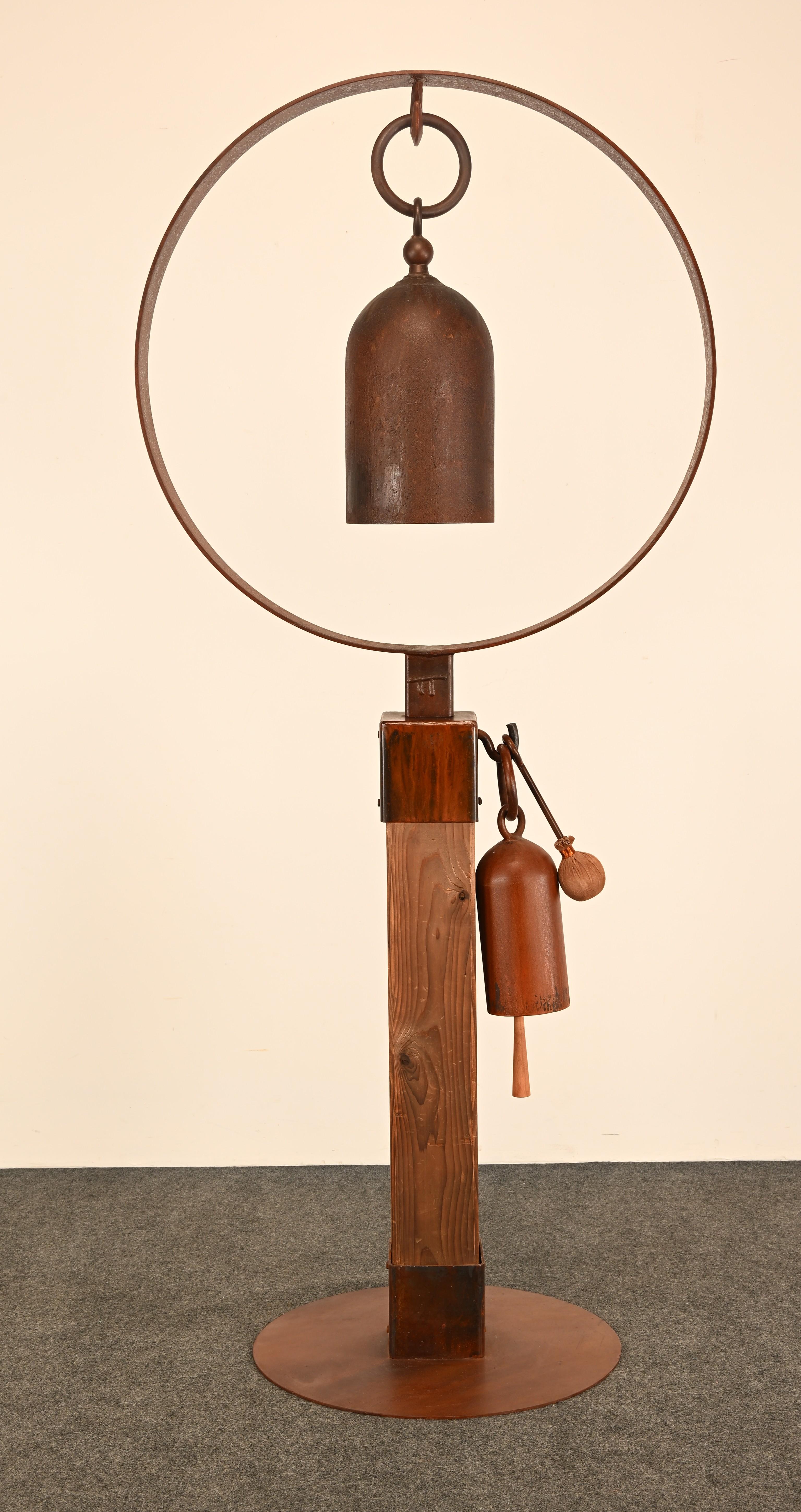 Tom Torrens Glockenständer mit 2 Gongs, 20. Jahrhundert im Angebot 6