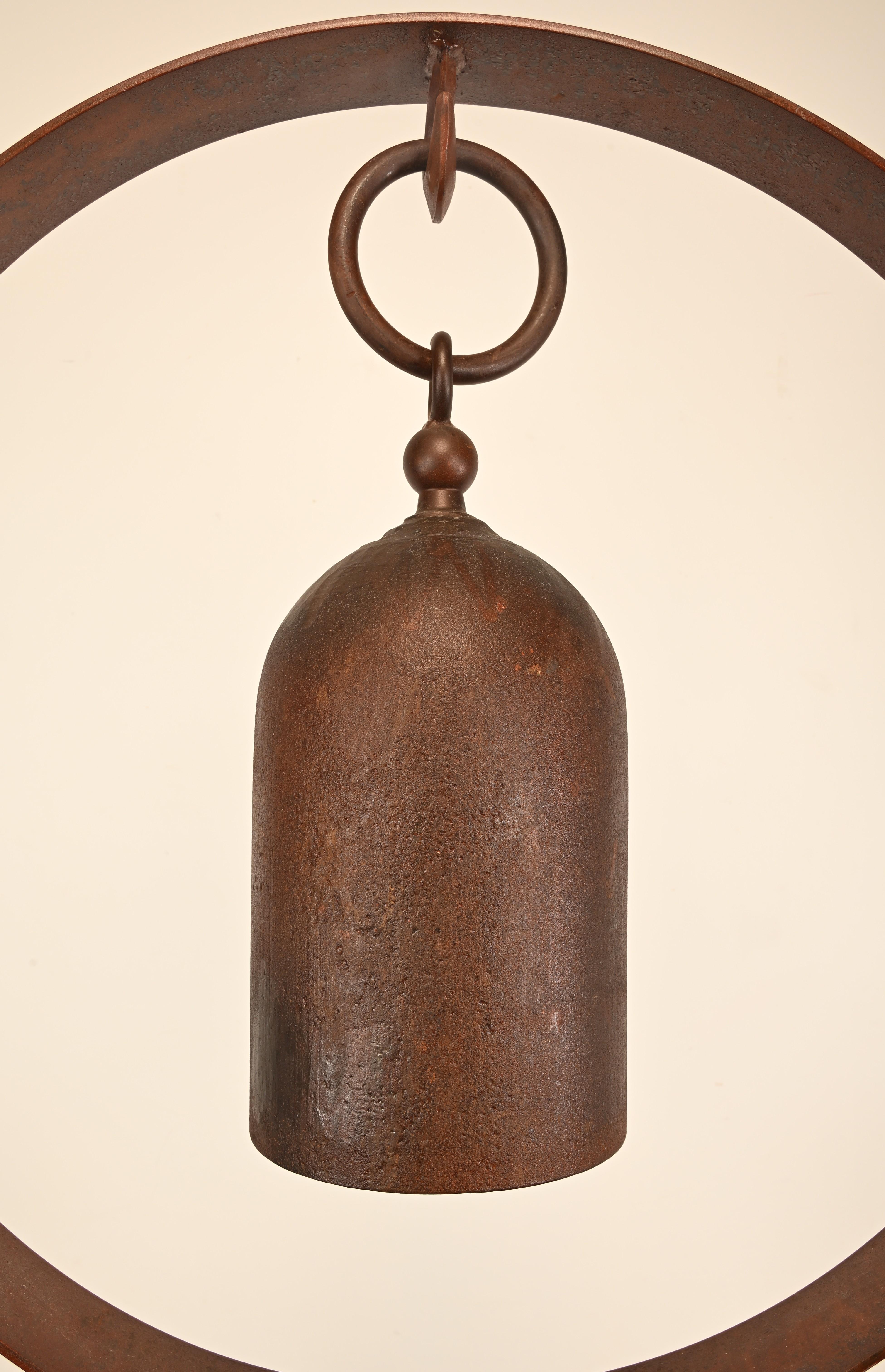 Tom Torrens Glockenständer mit 2 Gongs, 20. Jahrhundert im Angebot 9