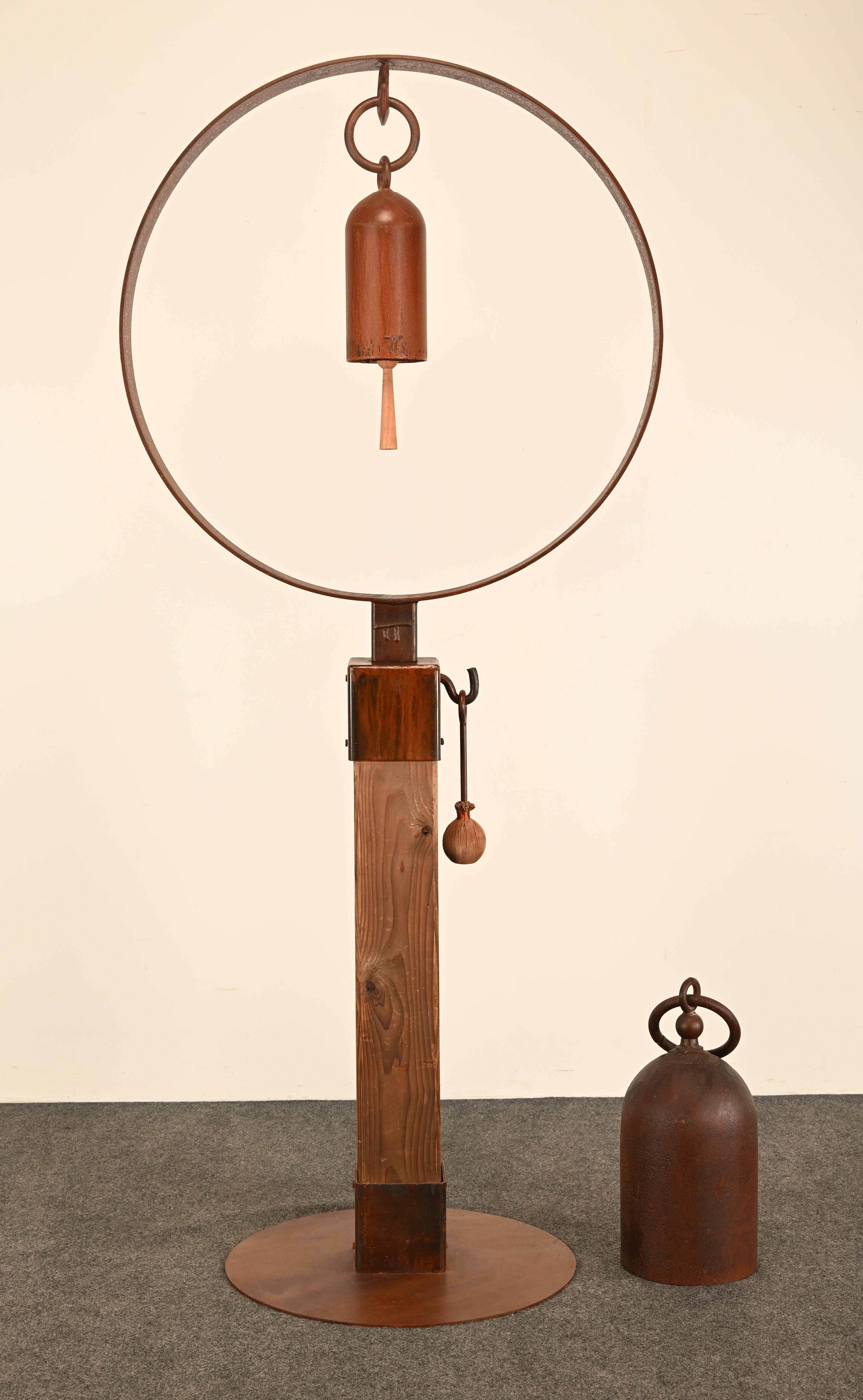 Tom Torrens Glockenständer mit 2 Gongs, 20. Jahrhundert im Angebot 10