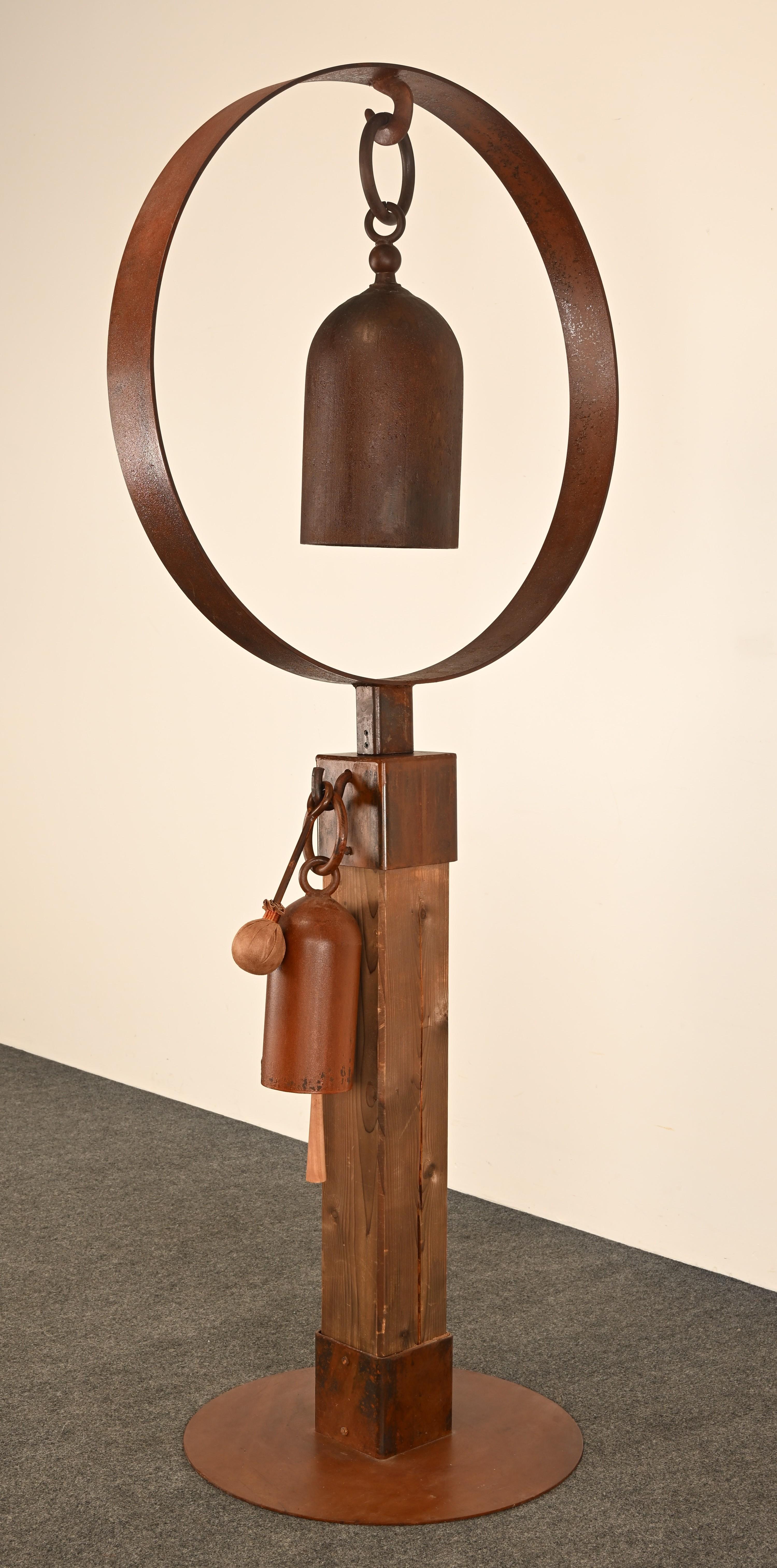 Tom Torrens Glockenständer mit 2 Gongs, 20. Jahrhundert im Angebot 11