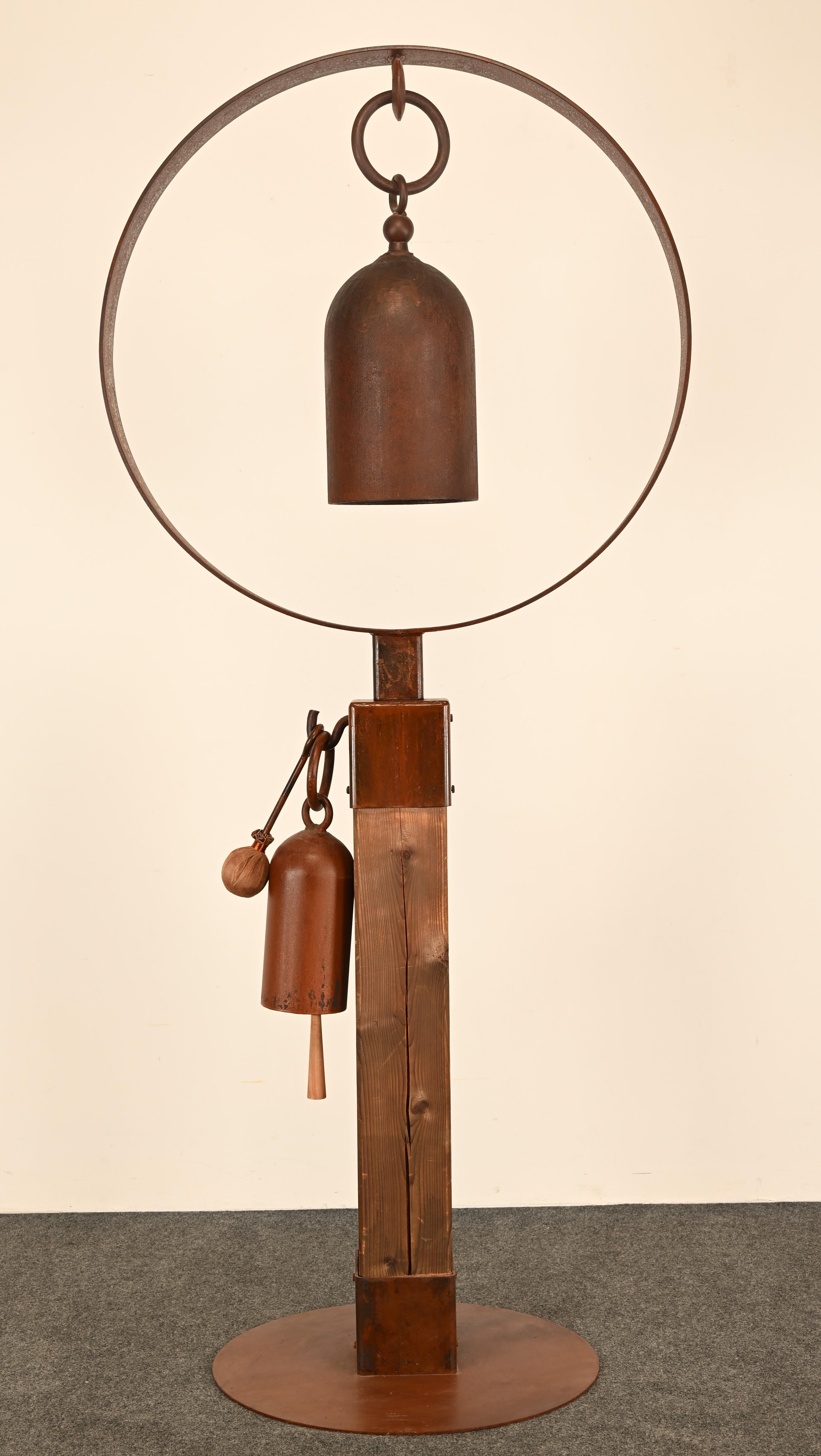 Tom Torrens Glockenständer mit 2 Gongs, 20. Jahrhundert im Angebot 12