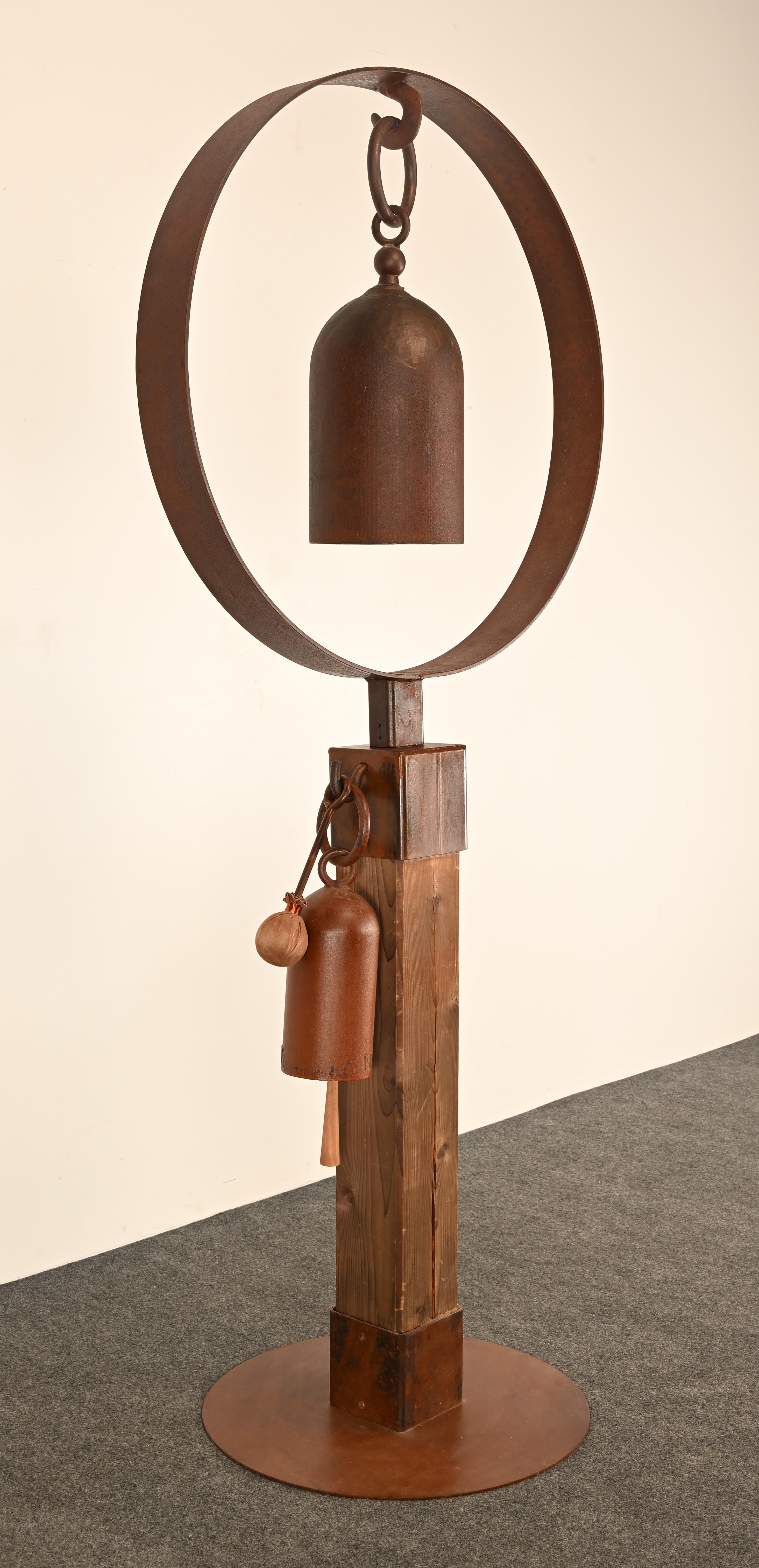 Tom Torrens Glockenständer mit 2 Gongs, 20. Jahrhundert im Angebot 13