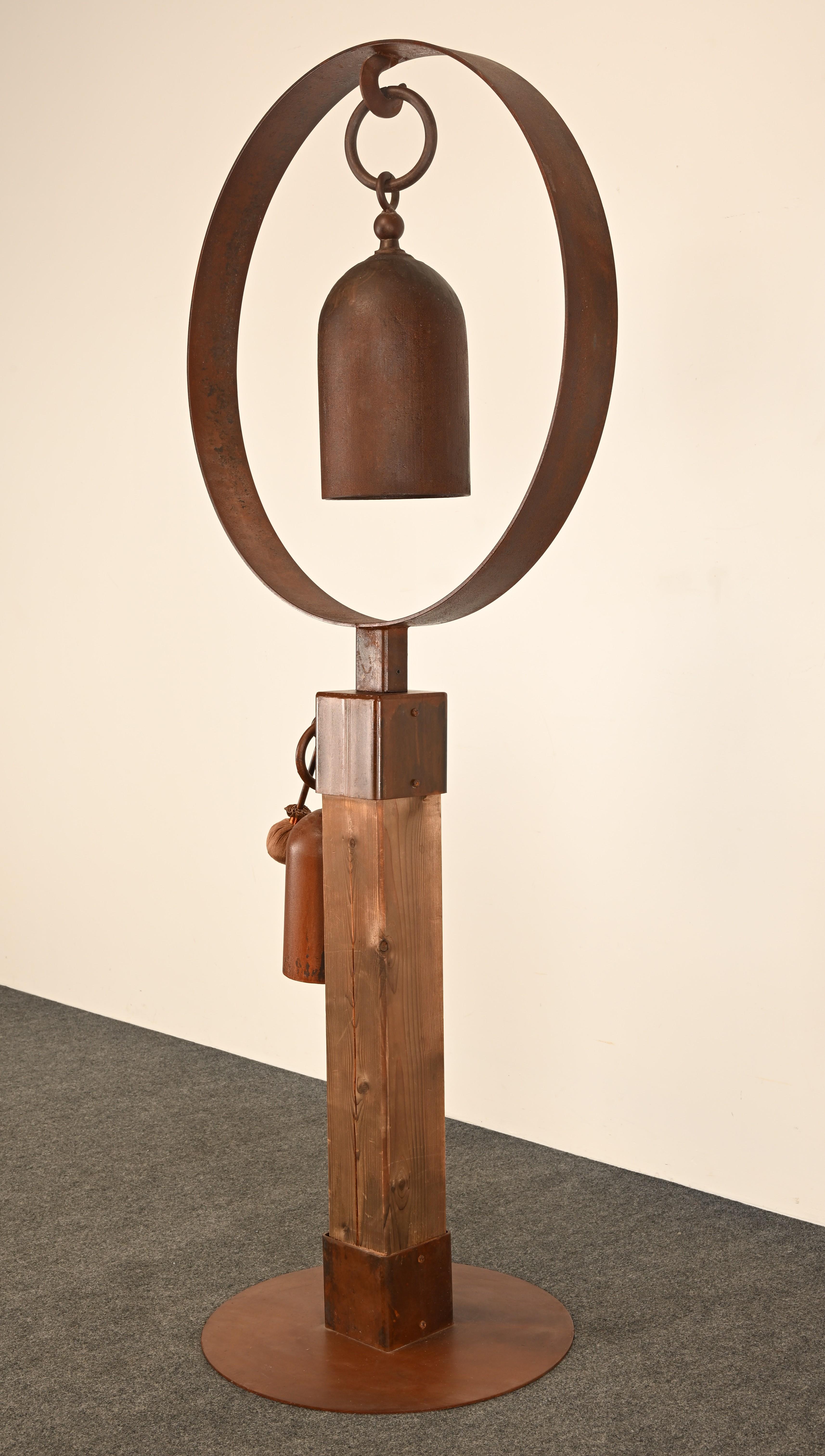 Tom Torrens Glockenständer mit 2 Gongs, 20. Jahrhundert im Angebot 14