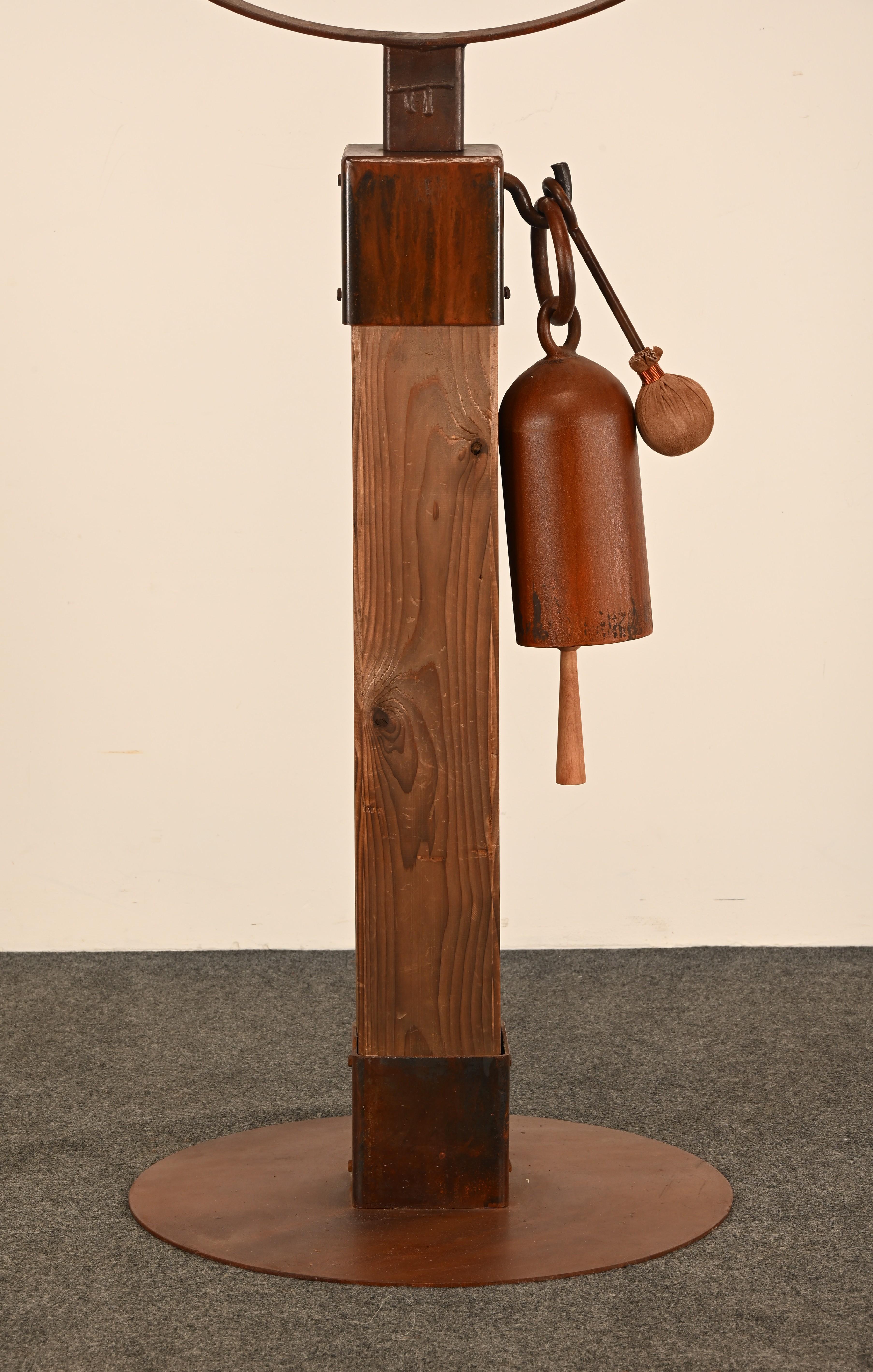 Tom Torrens Glockenständer mit 2 Gongs, 20. Jahrhundert (Moderne) im Angebot