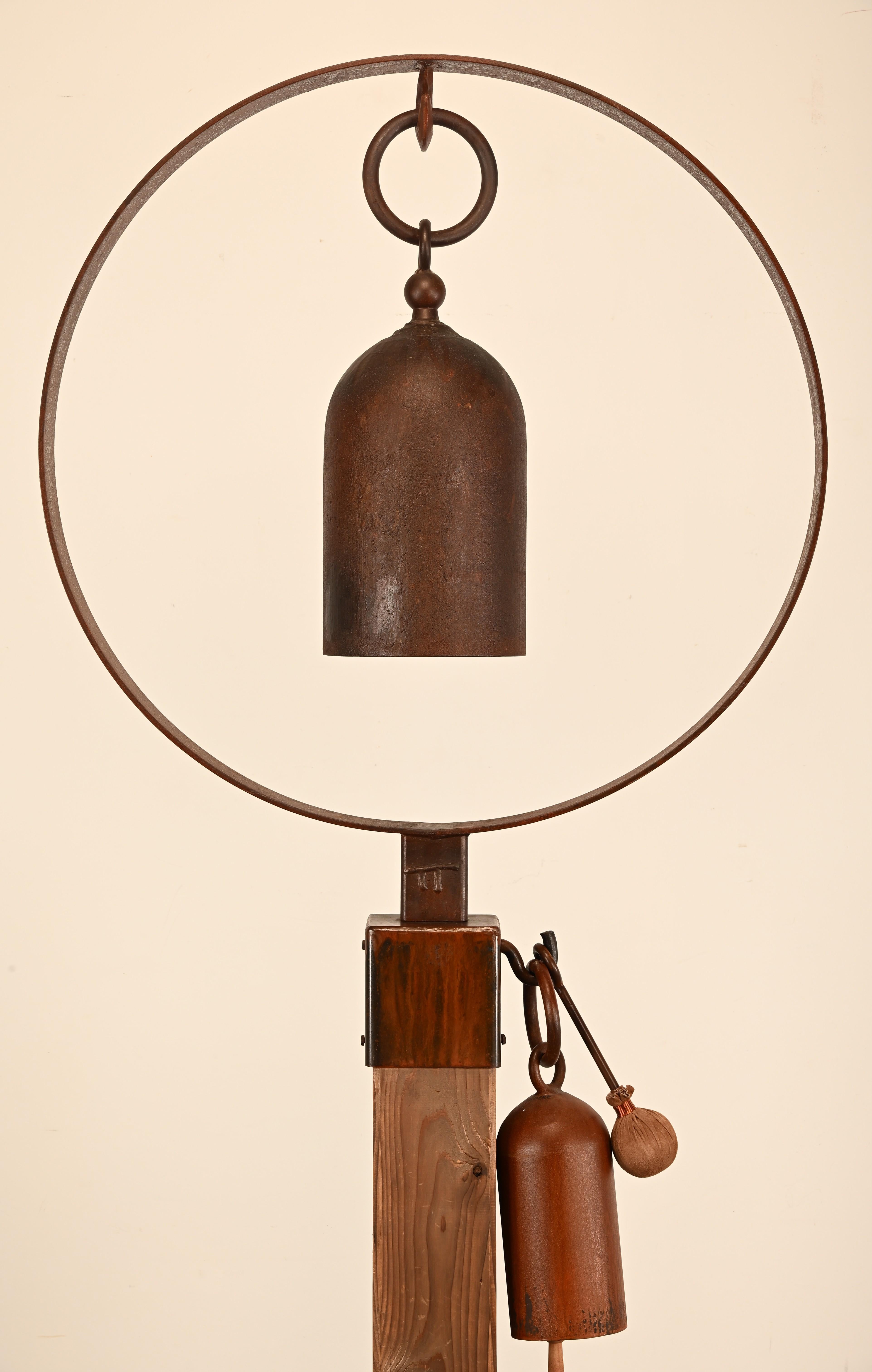 Tom Torrens Glockenständer mit 2 Gongs, 20. Jahrhundert (amerikanisch) im Angebot