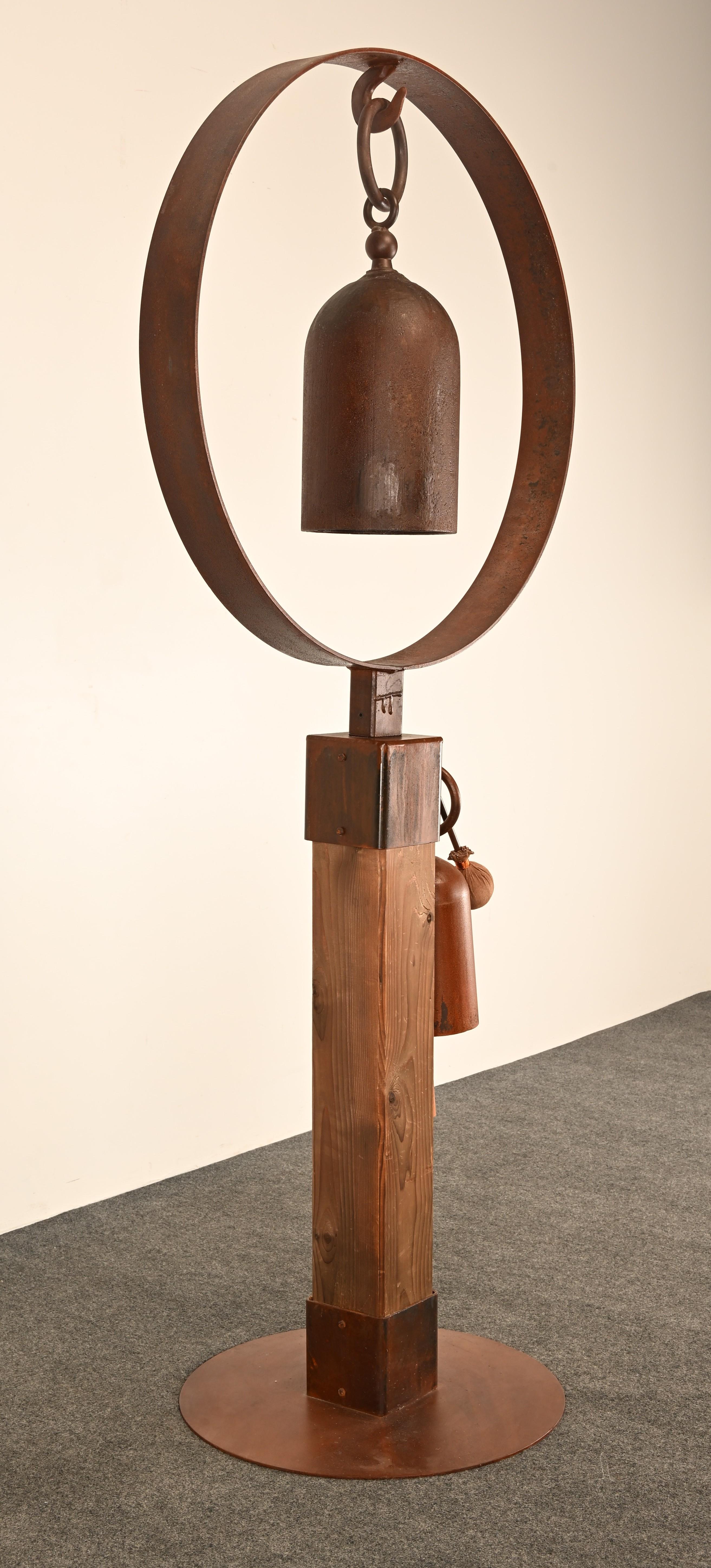 Tom Torrens Glockenständer mit 2 Gongs, 20. Jahrhundert (Stahl) im Angebot