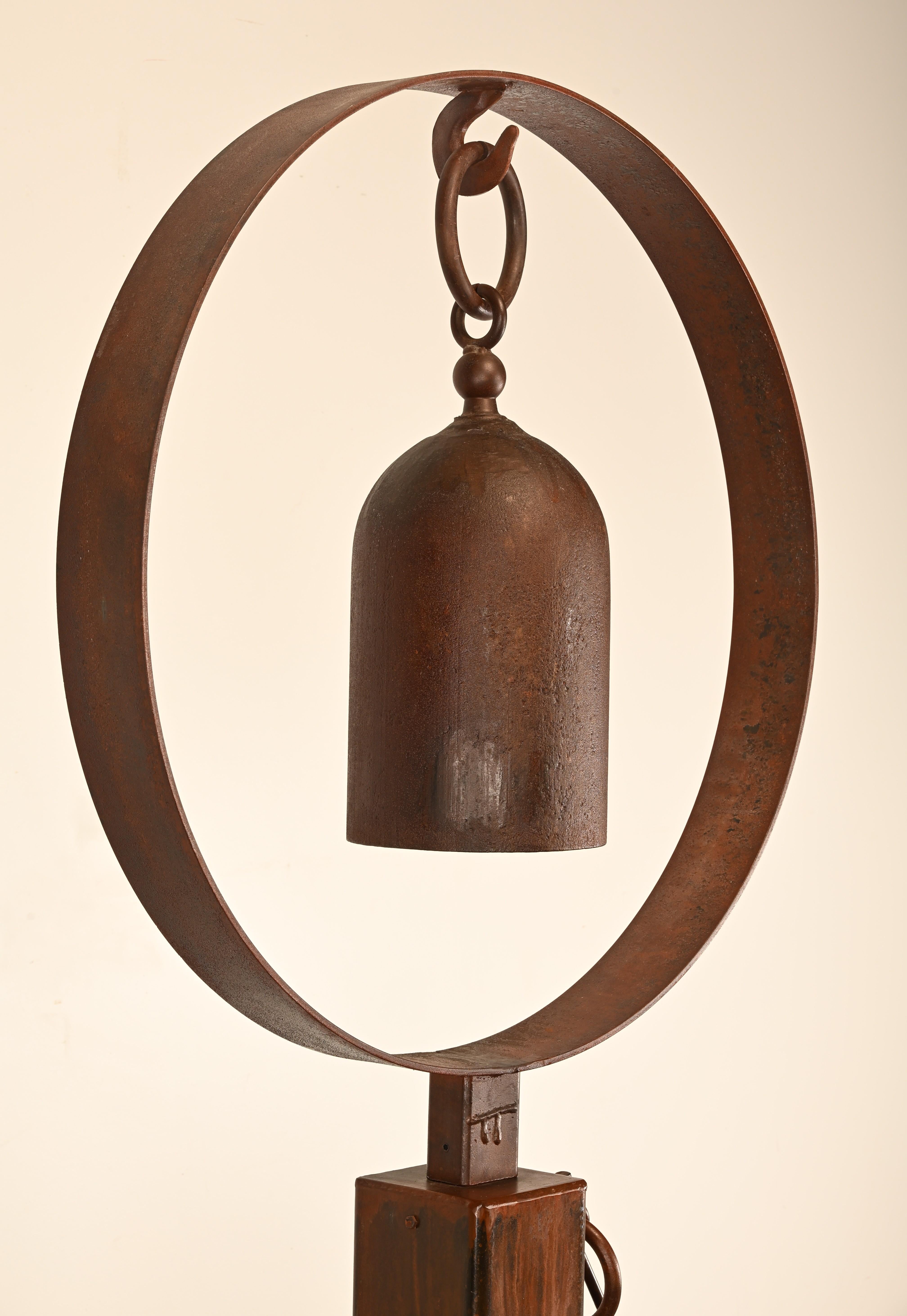 Tom Torrens Glockenständer mit 2 Gongs, 20. Jahrhundert im Angebot 1