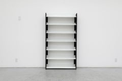 Libreria in metallo smaltato in piedi TOMADO bianco e nero degli anni '60