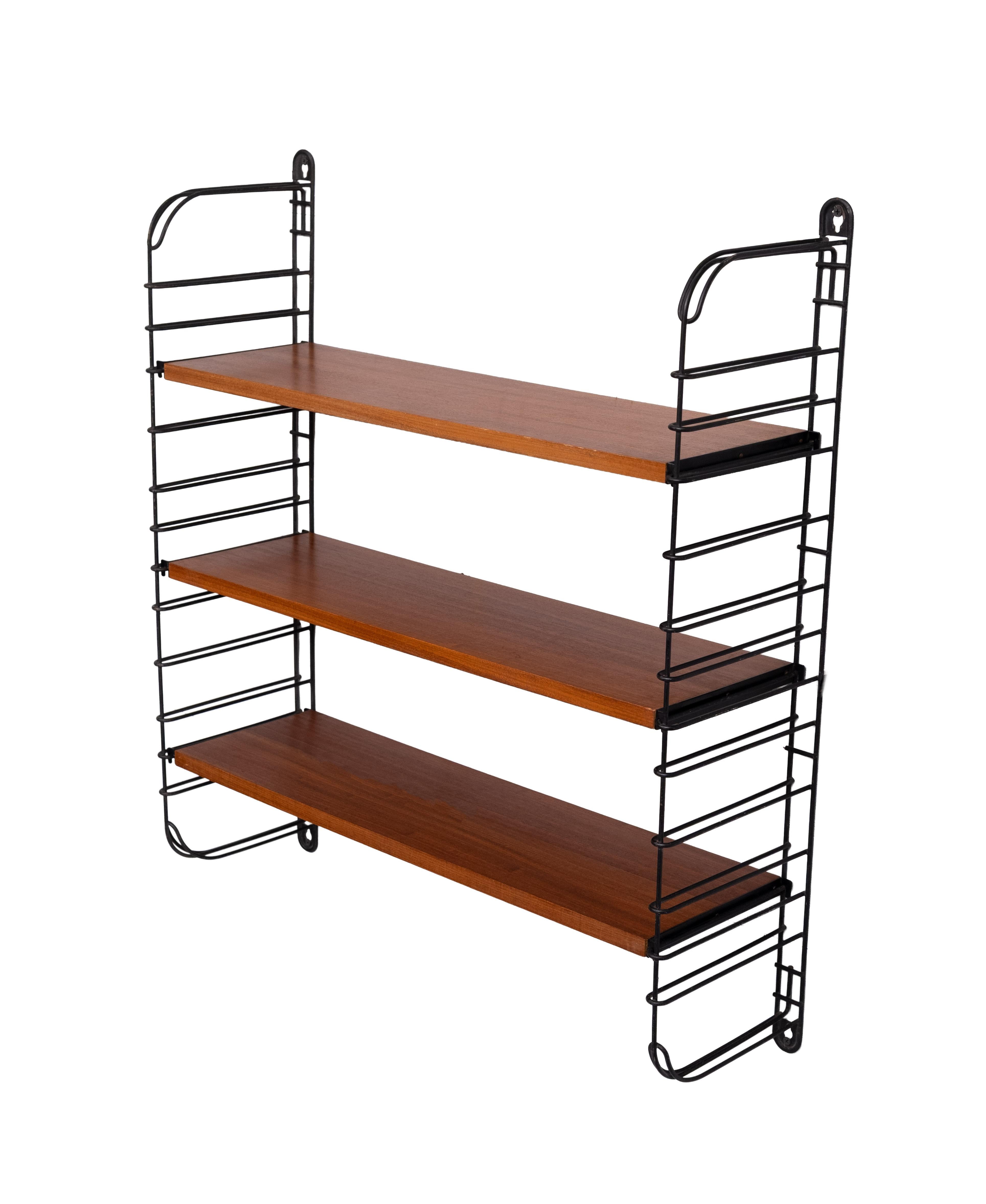 Tomado wall shelf from the 50s, it is made up of 2 black metal uprights dyed in the mass and stamped + 3 teak wood shelves with fixings included. The whole is in very good condition and each of the shelves can be modulated as you wish. Design by