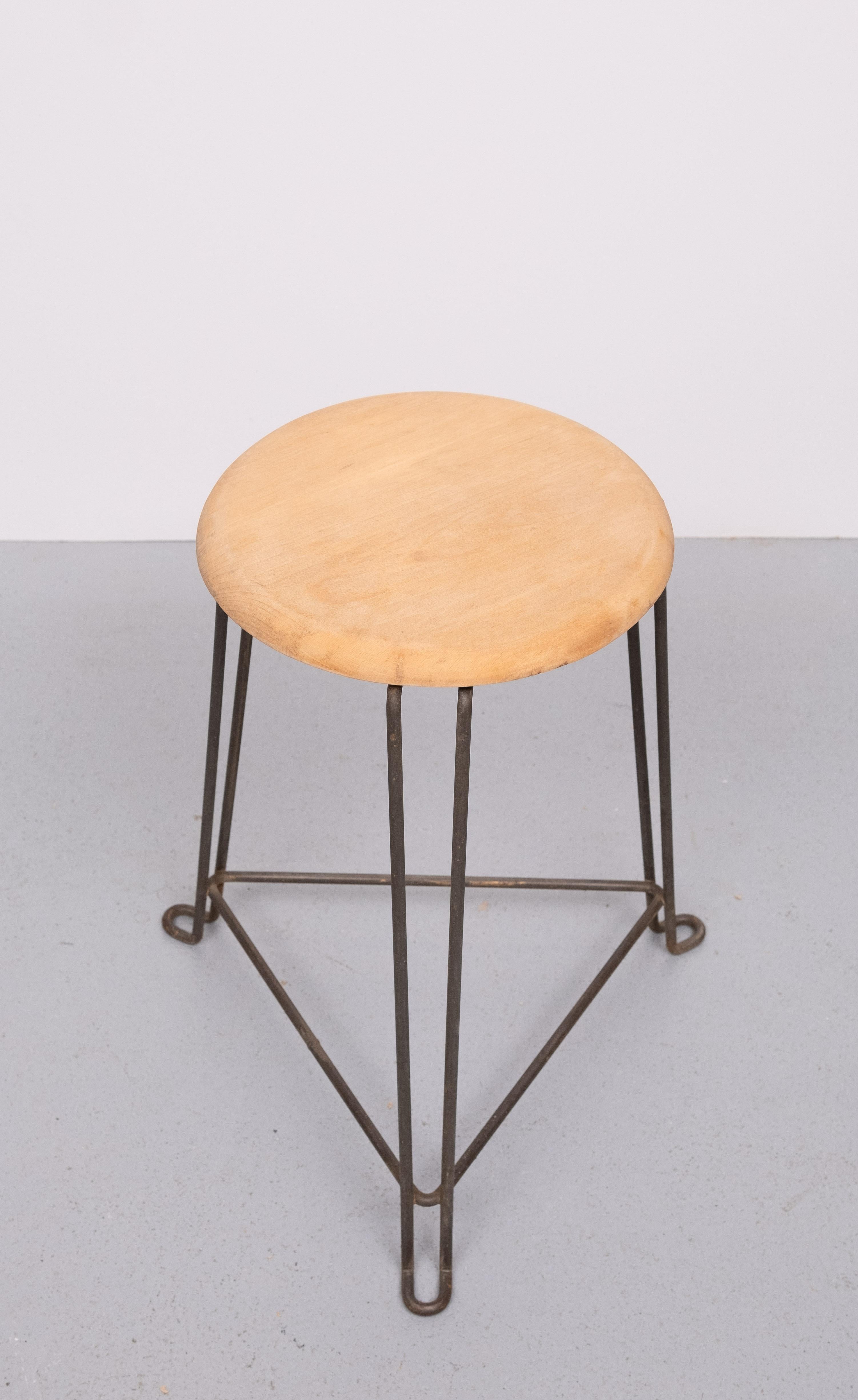 Schöner Industriehocker, entworfen von Jan van der Togt für Tomado in den 1930er Jahren (Tabouret Modell 550), niederländisches Design. Mit seinen schlanken Beinen und dem Holzsitz ist dieser robuste Hocker ein cooles und schönes Design. Der Hocker