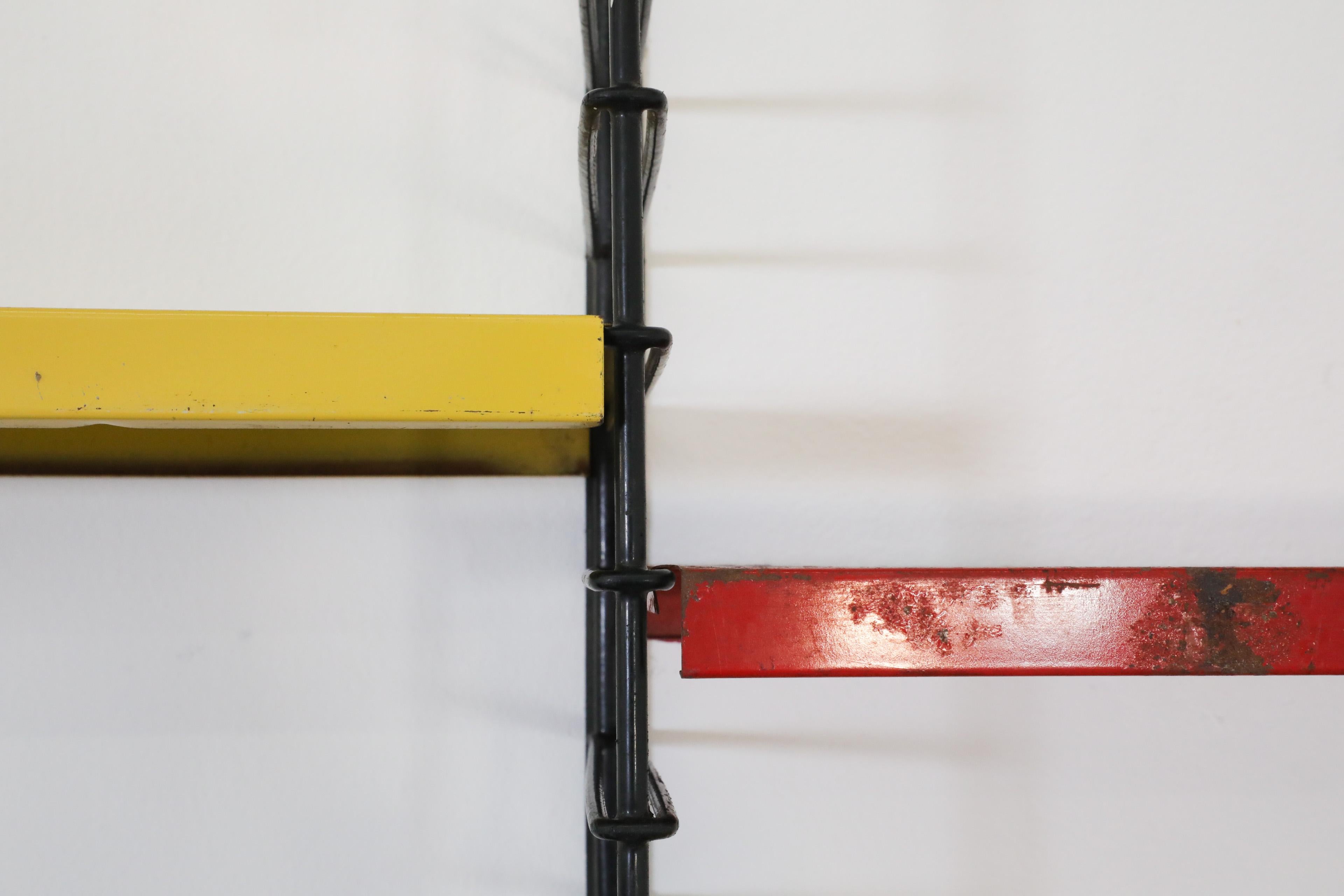 Metallo Scaffalatura a muro a 2 sezioni in stile industriale multicolore di Tomado in vendita