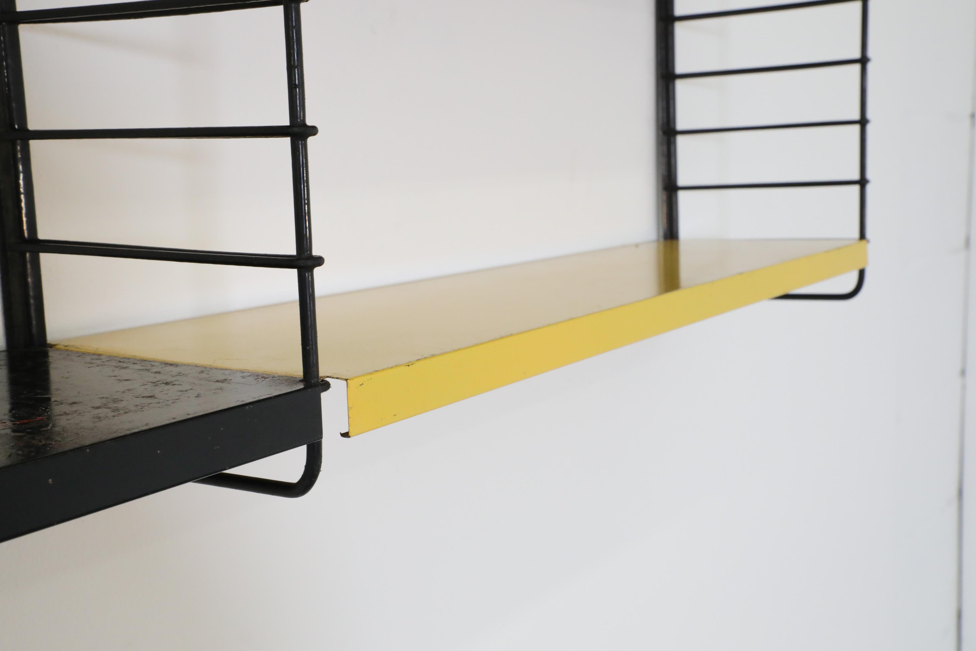 Metà XX secolo Scaffalatura a muro a 2 sezioni in stile industriale multicolore di Tomado in vendita