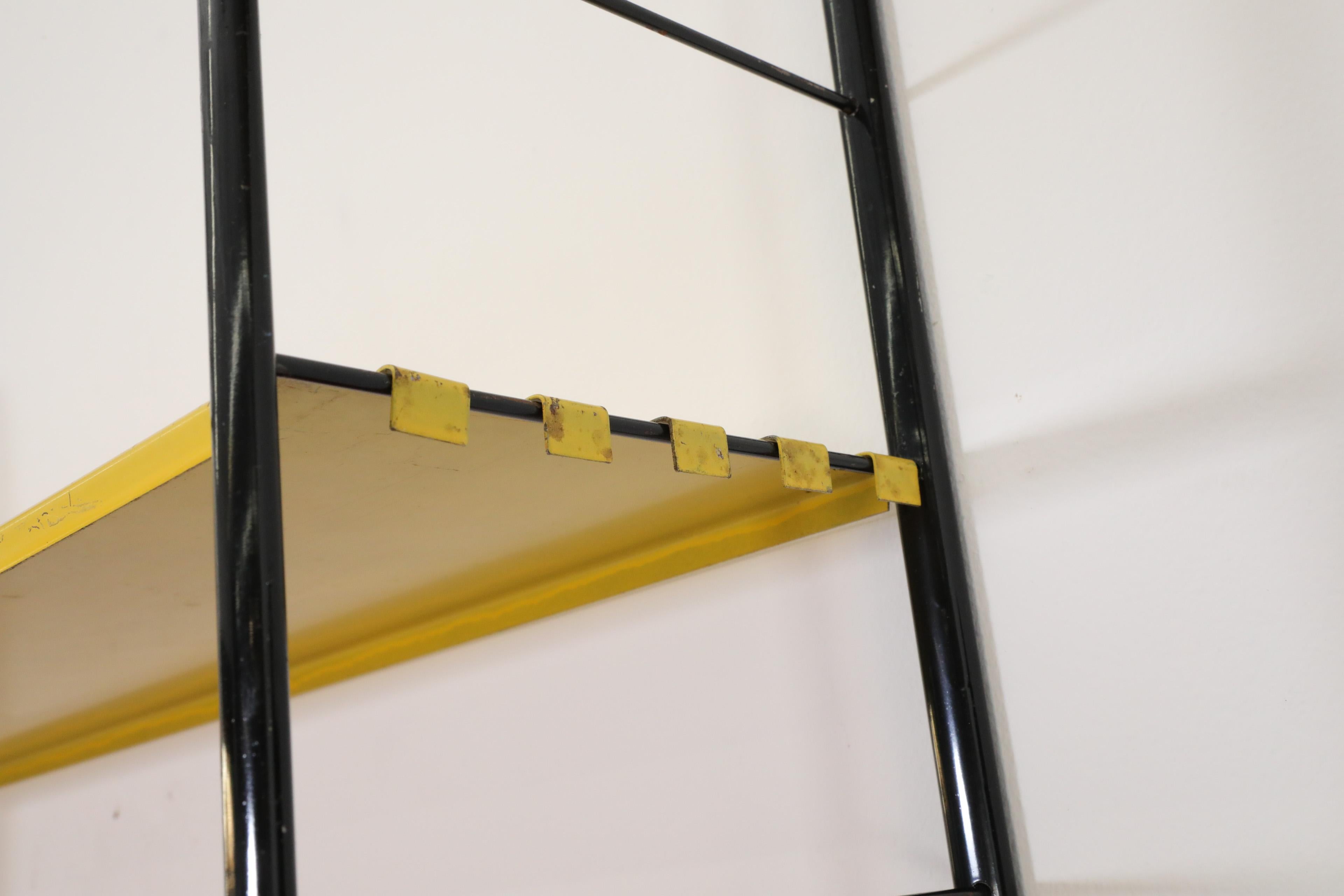 Scaffalatura a muro in stile Tomado con struttura nera e ripiani multicolore in vendita 5