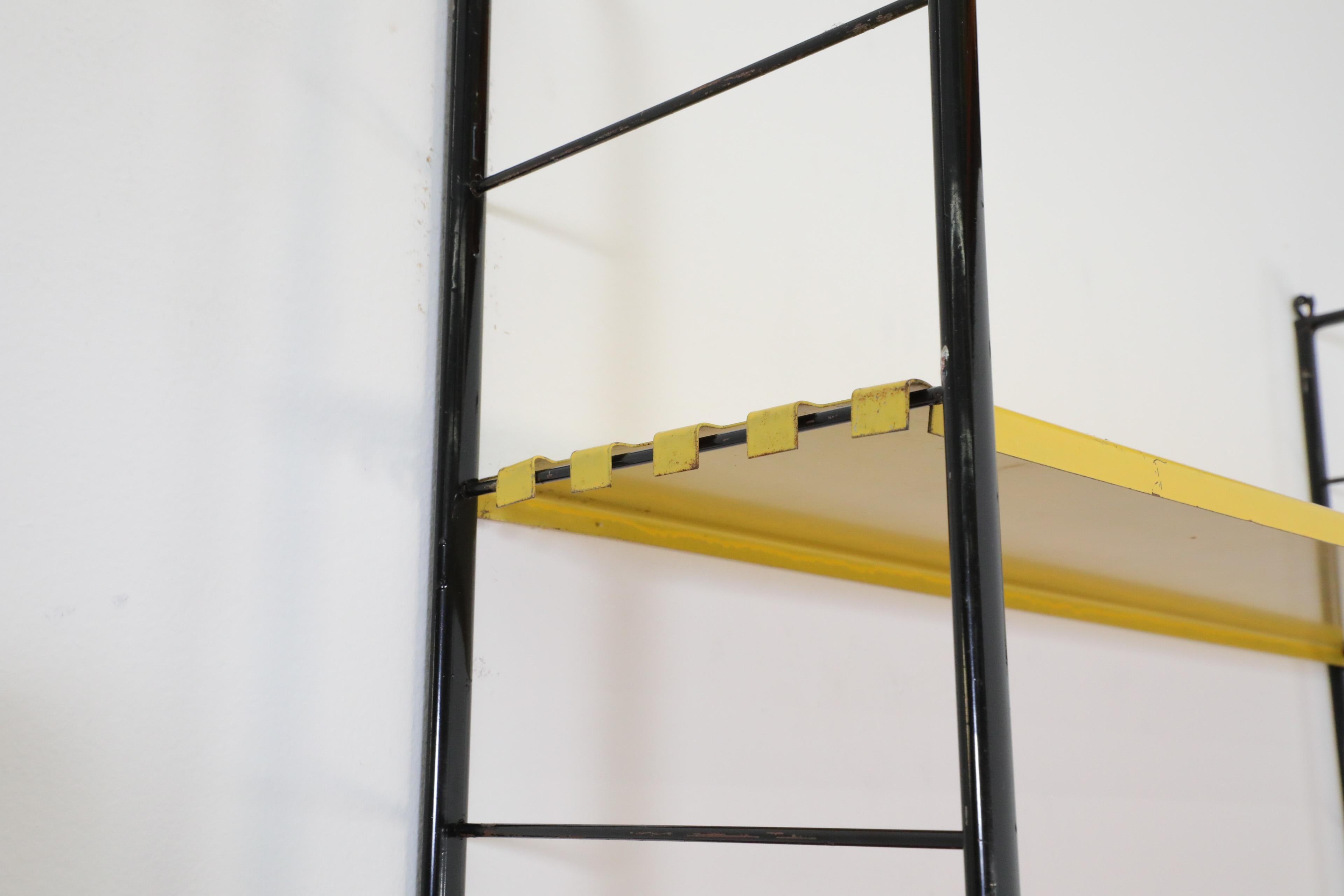 Metà XX secolo Scaffalatura a muro in stile Tomado con struttura nera e ripiani multicolore in vendita