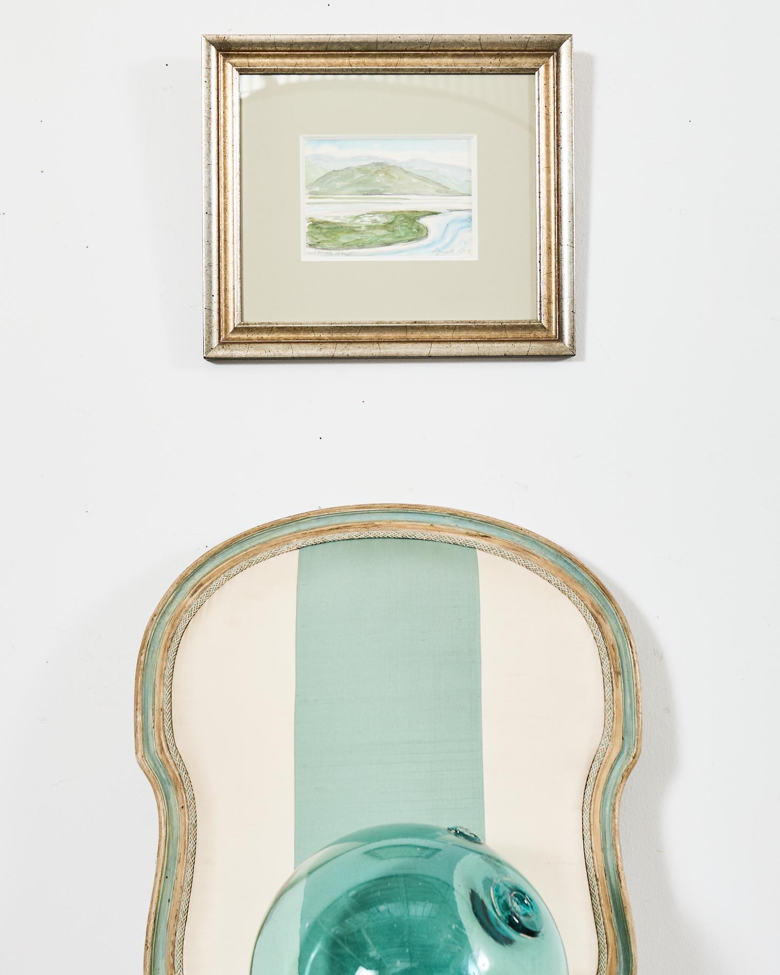 Gelassenes Aquarell der Tomales Bay, Nordkalifornien. Schöne pastellfarbene Aquarelle in Grün- und Blautönen. Das Kunstwerk ist in einem silberfarbenen Rahmen aus Goldholz mit einer ecrufarbenen Matte gerahmt. Vom Künstler mit Bleistift signiert
