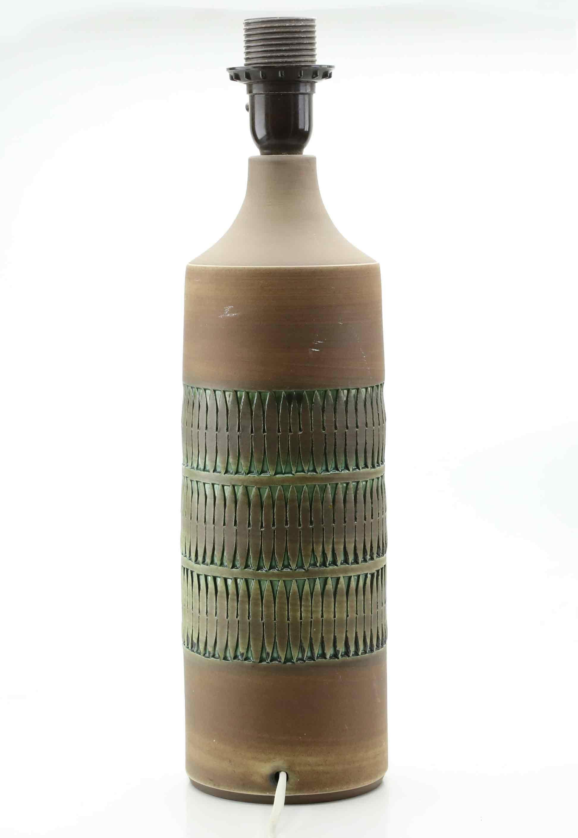 TOMAS ANAGRIUS  lampada da tavolo, ceramica verde, anni '60.
Buone condizioni.
Prezzo per 1 lampada da tavolo, senza paralume.

Tomas Anagrius  è uno dei rappresentanti dell'illustre design ceramico svedese del XX secolo. An He ha lavorato per