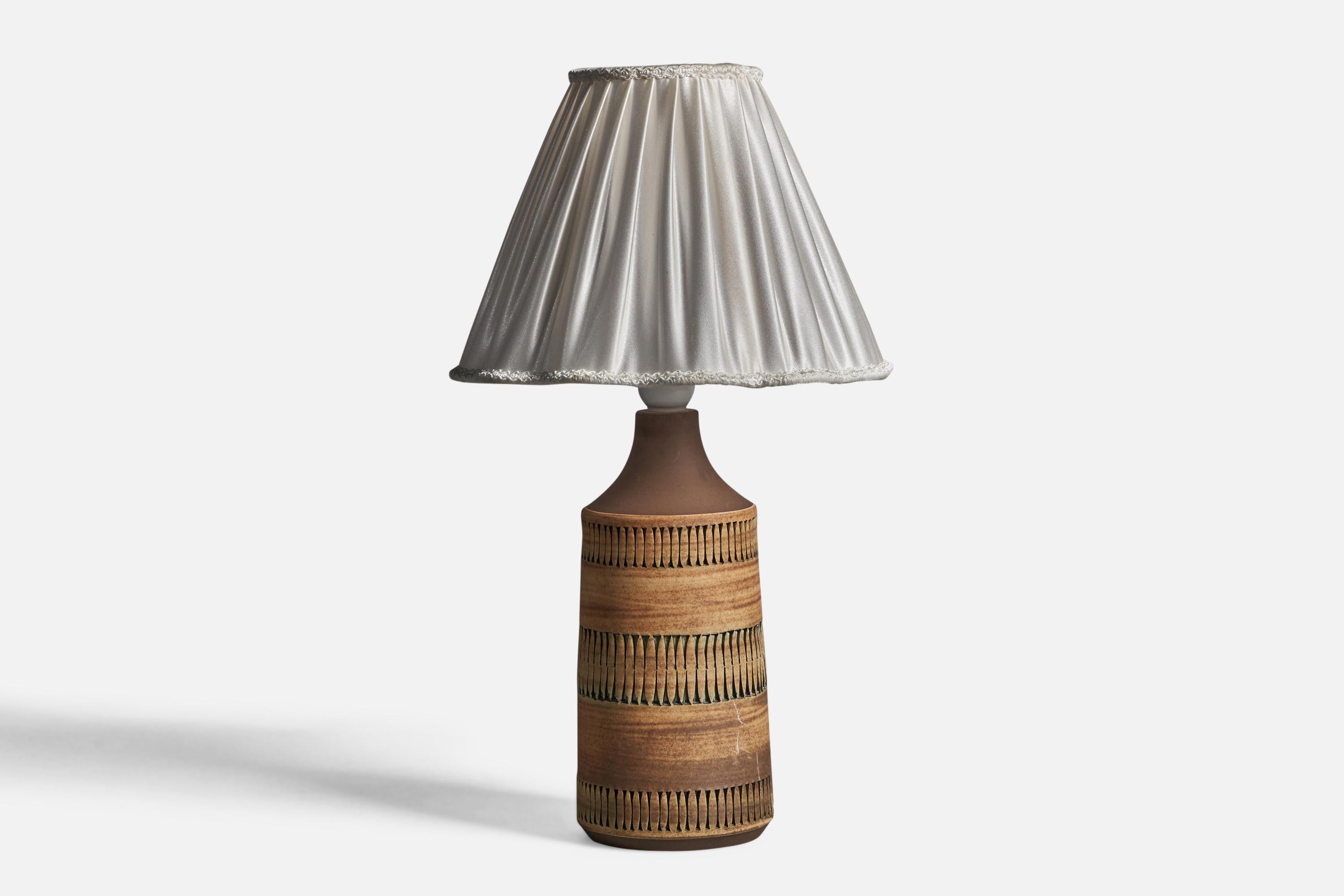 A beige brown incised stoneware and fabric table lamp, designed and produced by Tomas Anagrius, Sweden, 1960s.

Overall Dimensions (inches): 18
