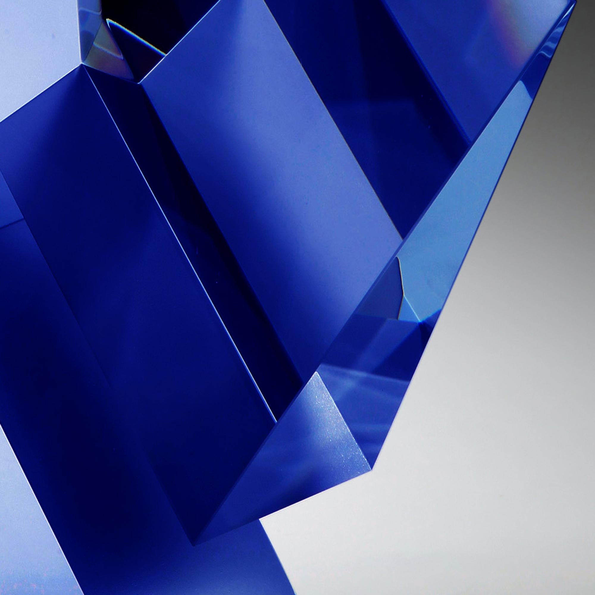 Kobalt-Zusammensetzung, gegossen, geschnitten  Skulptur aus poliertem Glas (Schwarz), Abstract Sculpture, von Tomas Brzon