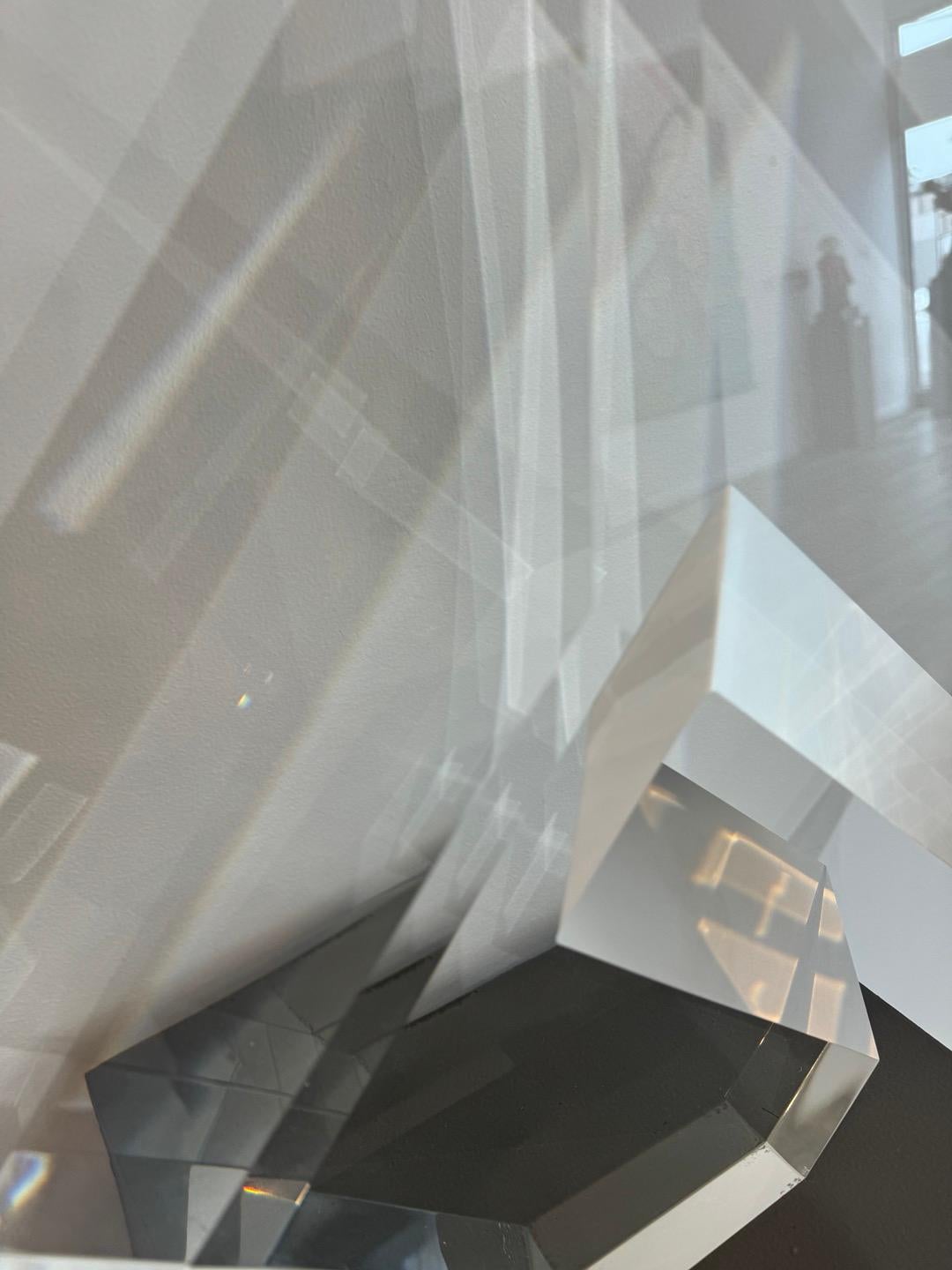 Esta escultura abstracta de vidrio óptico destaca tanto por su forma geométrica como por su pureza. Brzon utiliza vidrio óptico puro, sin defectos, que permite que brille su perfección. Los cortes y contornos del diseño realzan los reflejos de la