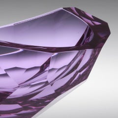 Bol à coupe violette, moulé, taillé Sculpture en verre poli