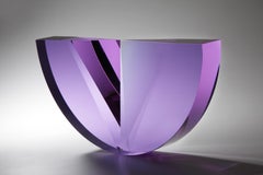 Semi-cercle effilé violet" coulé, coupé  Sculpture en verre poli