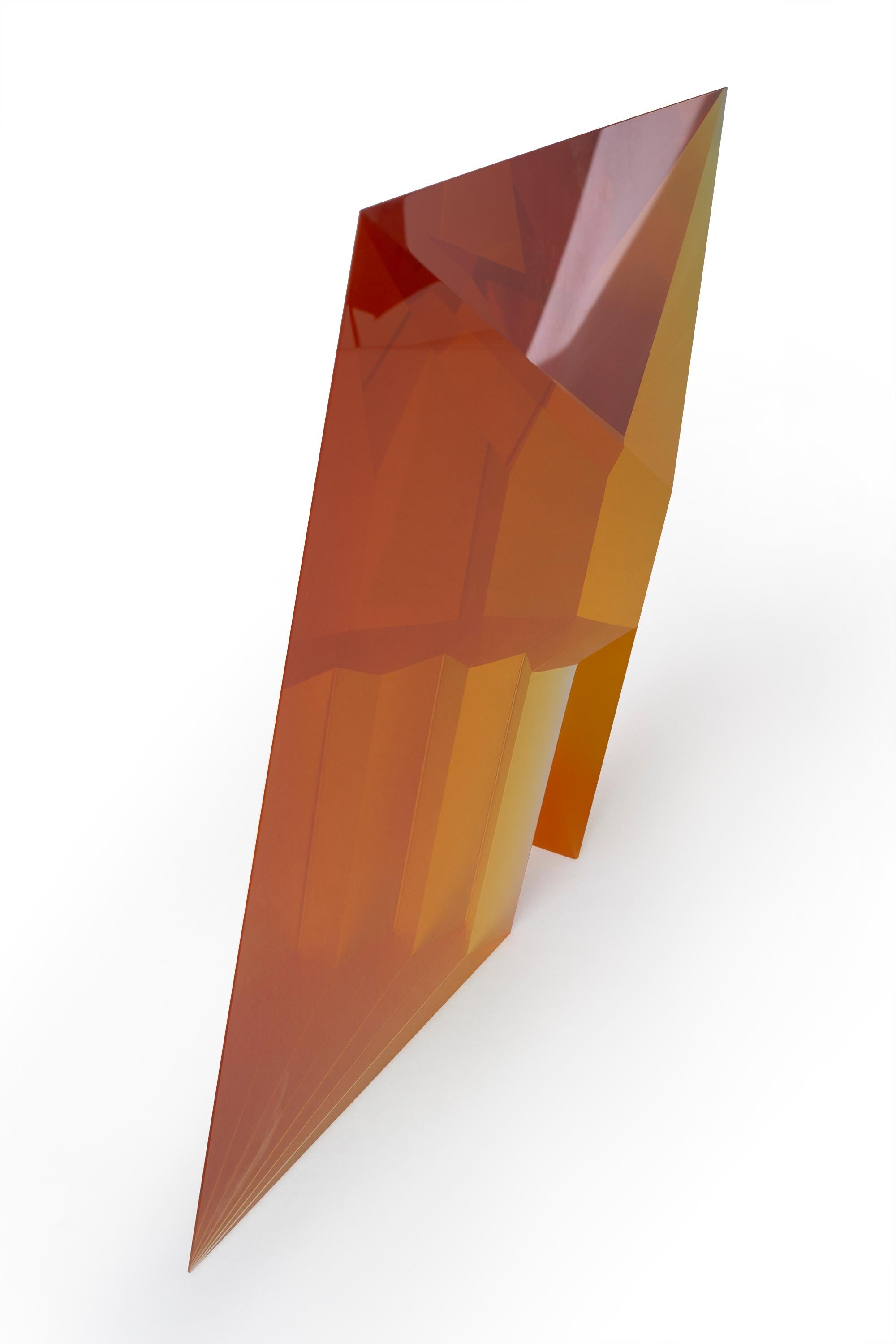 Diese abstrakte optische Glasskulptur des tschechischen Künstlers Tomas Brzon zeichnet sich durch ihre geometrische Form und Reinheit aus. Brzon verwendet reines optisches Glas, das keine Defekte aufweist, wodurch seine Reinheit zum Vorschein kommt.