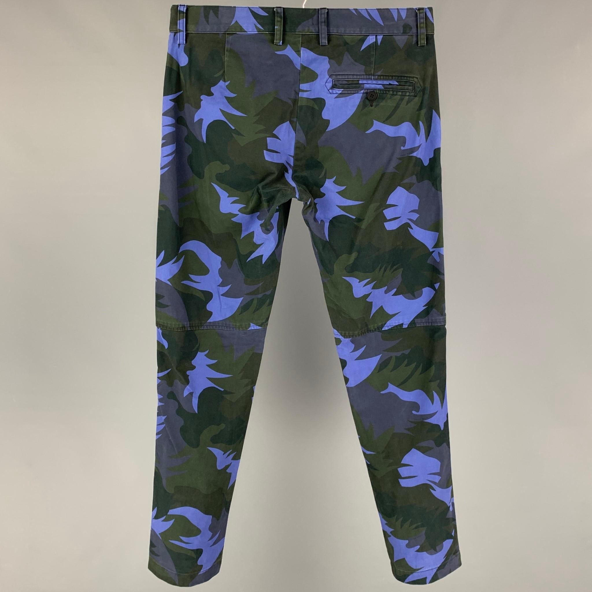 TOMAS MAIER 2018 pants comes in a blue & gray leaf print cotton featuring a slim fit, pocket details, and a zip fly closure. 

Very Good Pre-Owned Condition.
Marked: 31

Measurements:

Waist: 30 in.
Rise: 10 in.
Inseam: 30 in. 